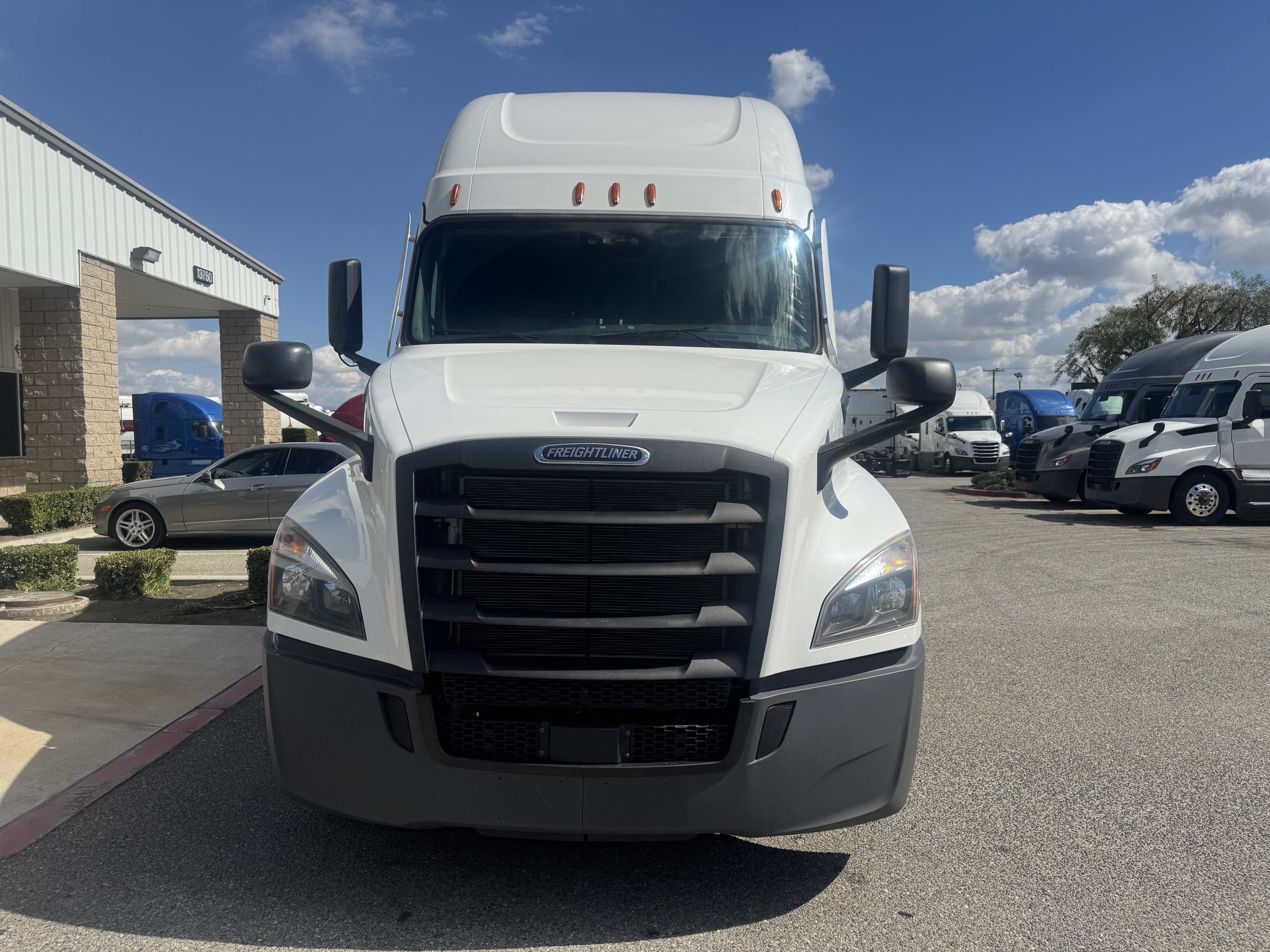 2021 FREIGHTLINER CASCADIA 126SLP - image 2