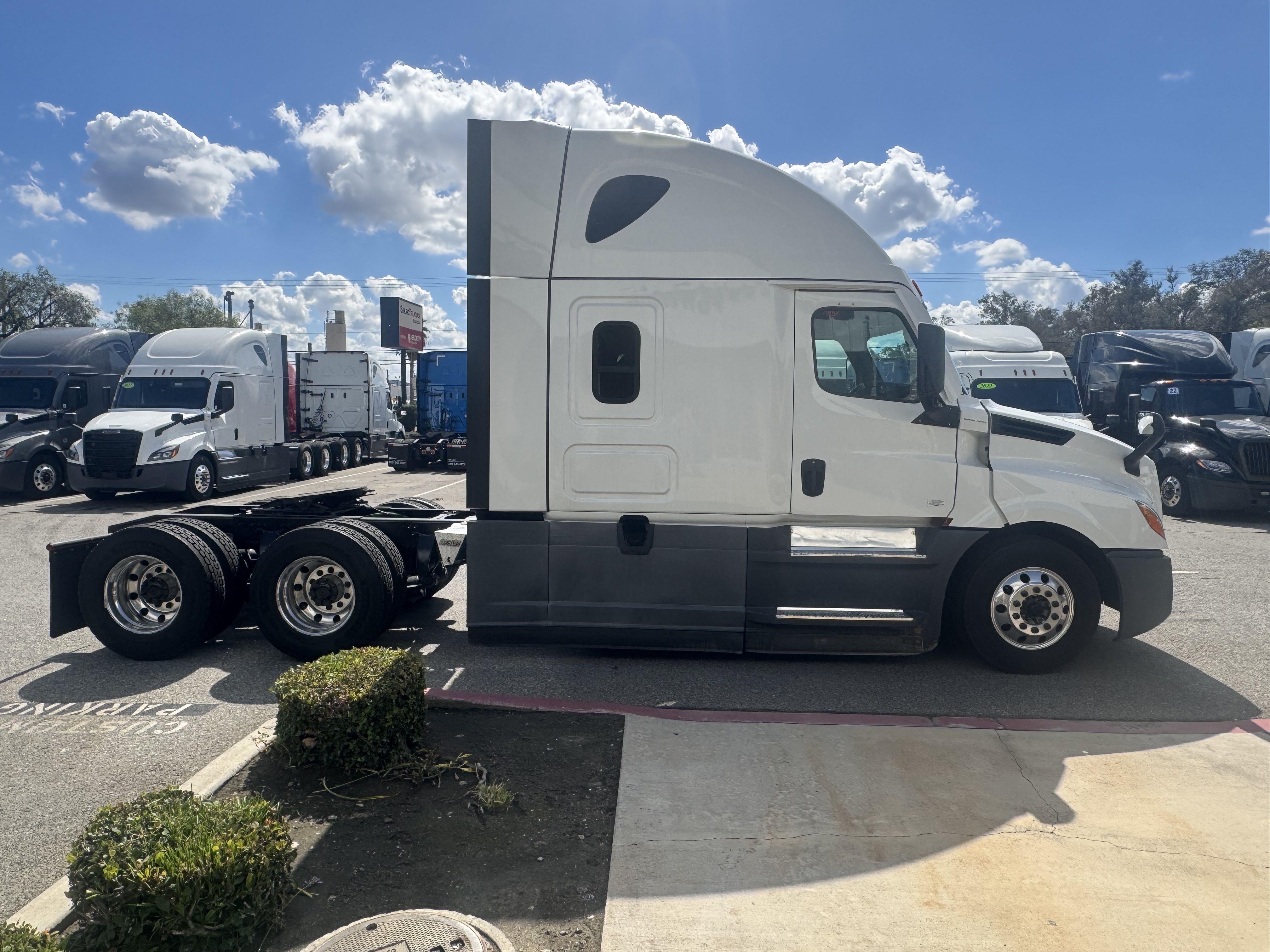 2021 FREIGHTLINER CASCADIA 126SLP - image 8