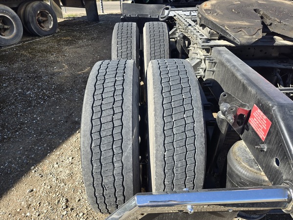 VOLVO VNL64T860 2023