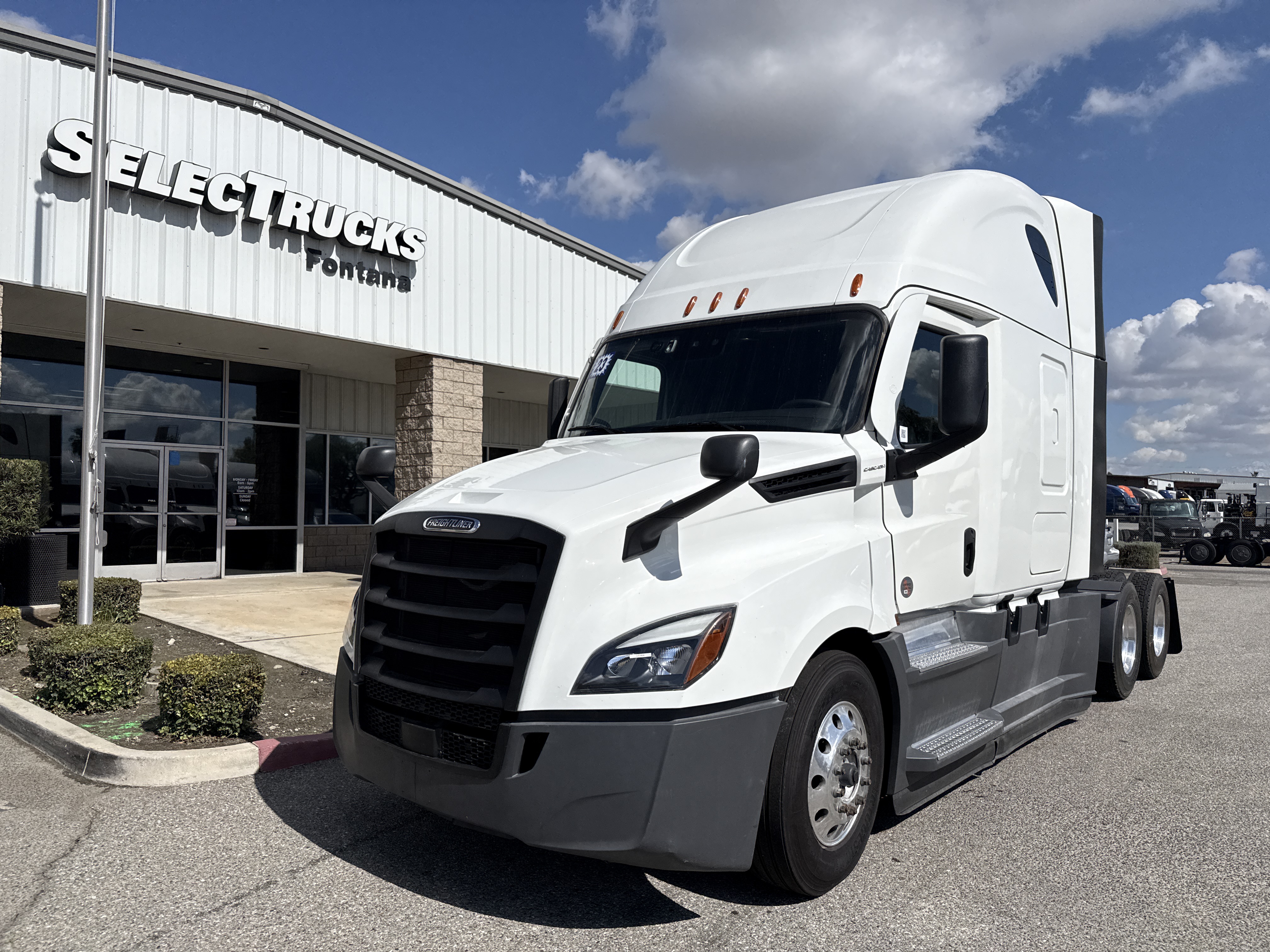 2023 FREIGHTLINER CASCADIA 126SLP - image 1