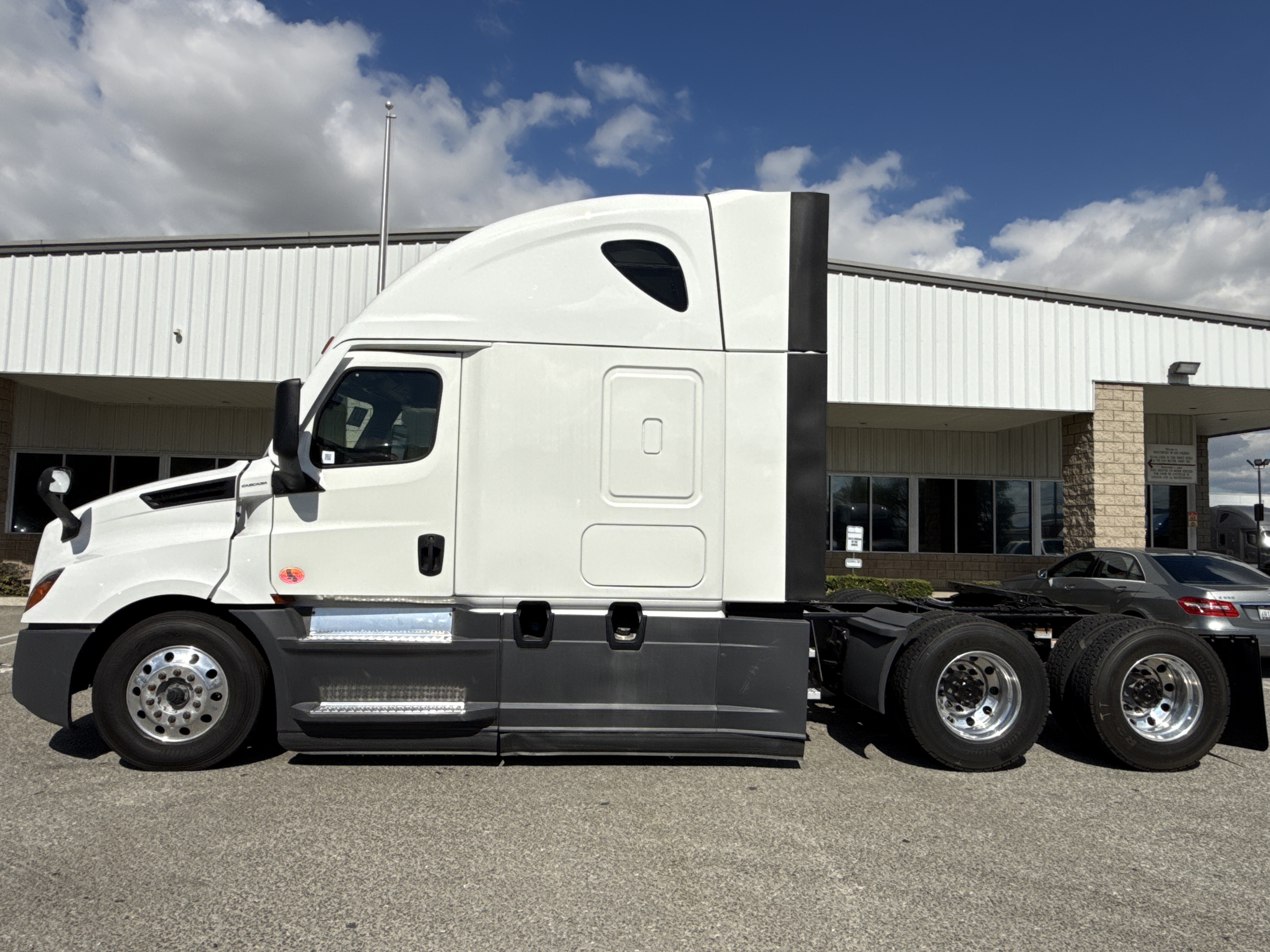 2023 FREIGHTLINER CASCADIA 126SLP - image 3