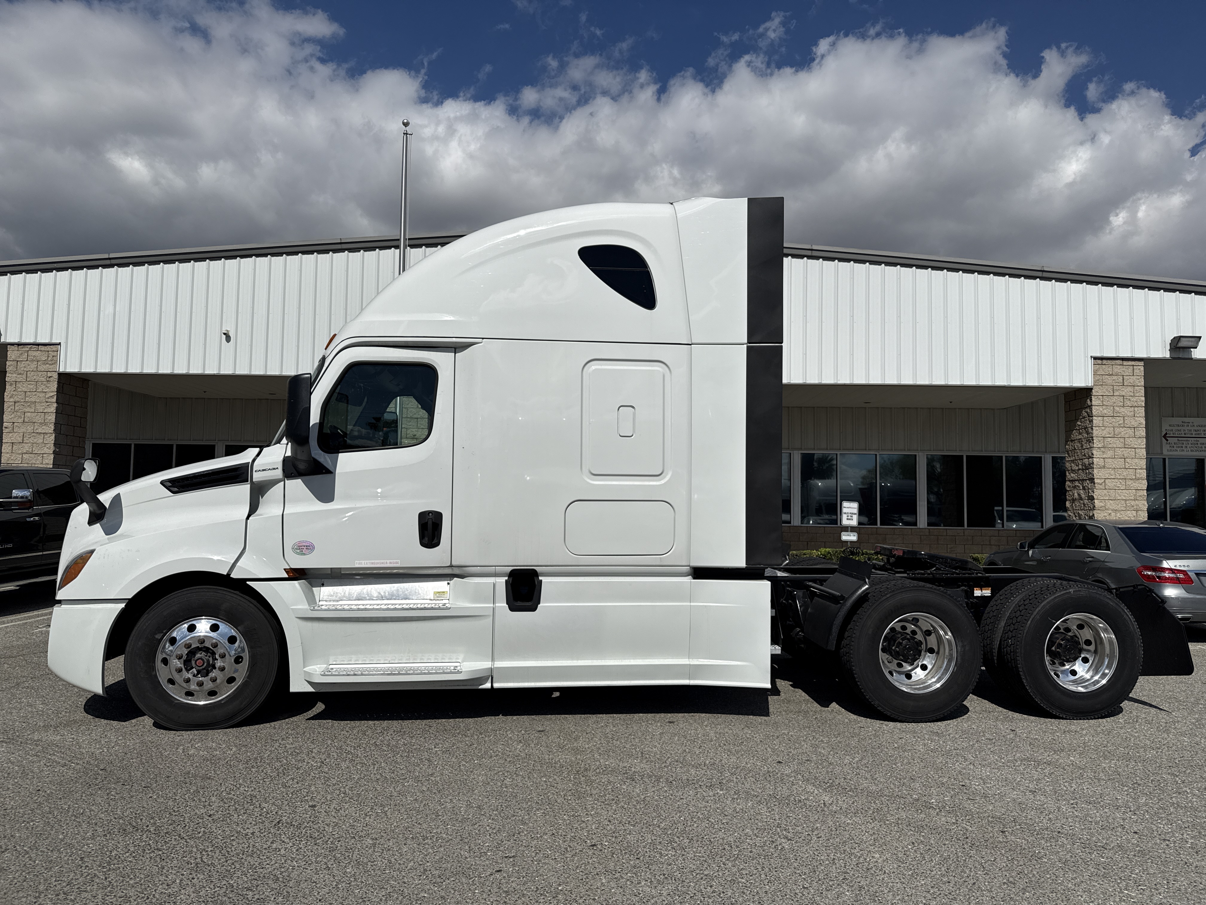 2020 FREIGHTLINER CASCADIA 126SLP - image 3