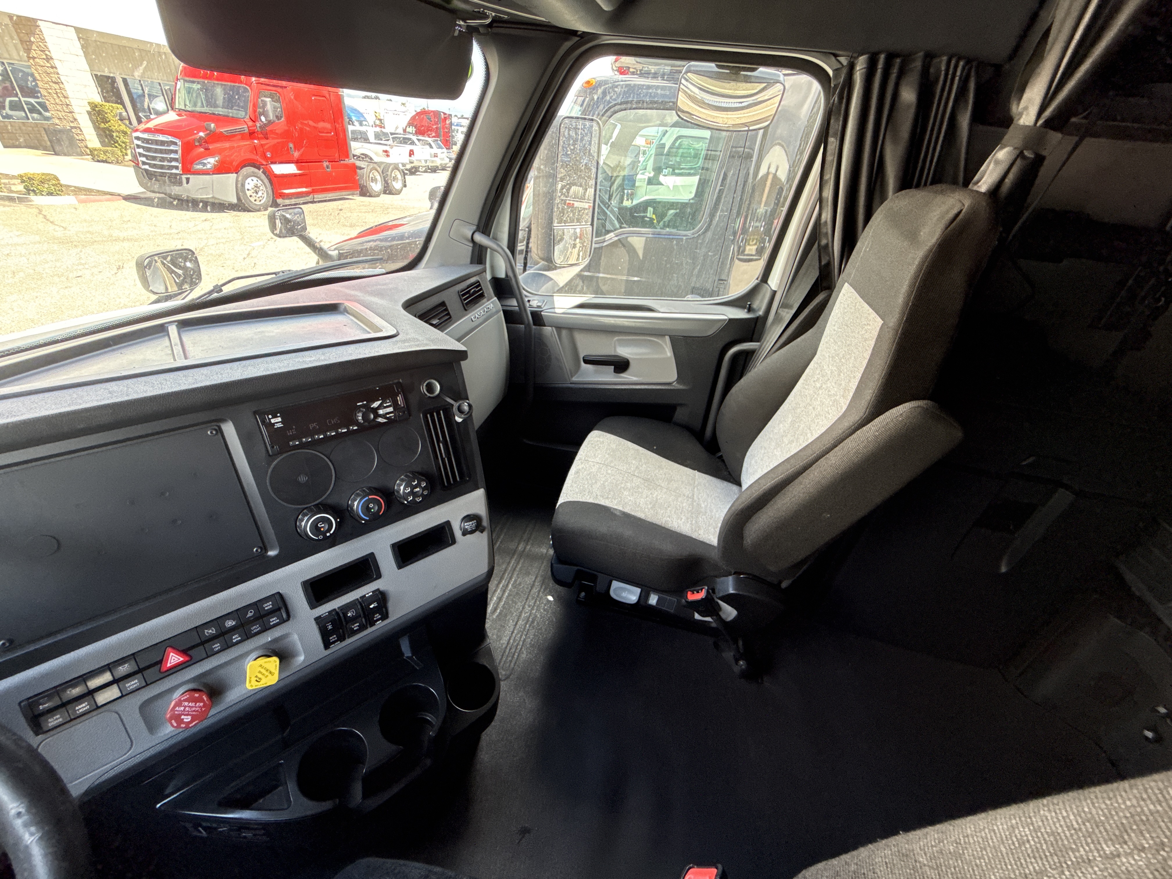 2020 FREIGHTLINER CASCADIA 126SLP - image 18