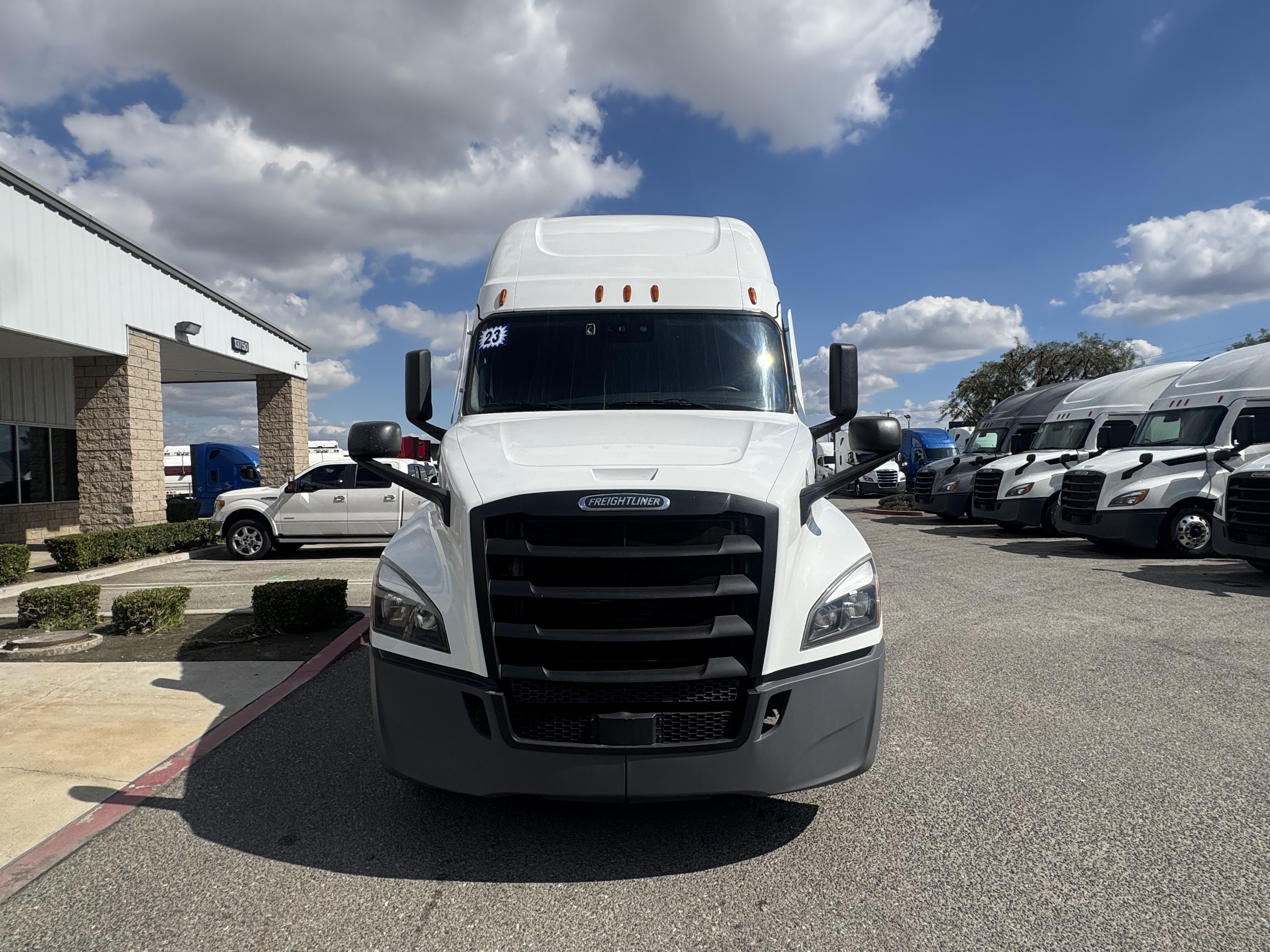 2023 FREIGHTLINER CASCADIA 126SLP - image 2