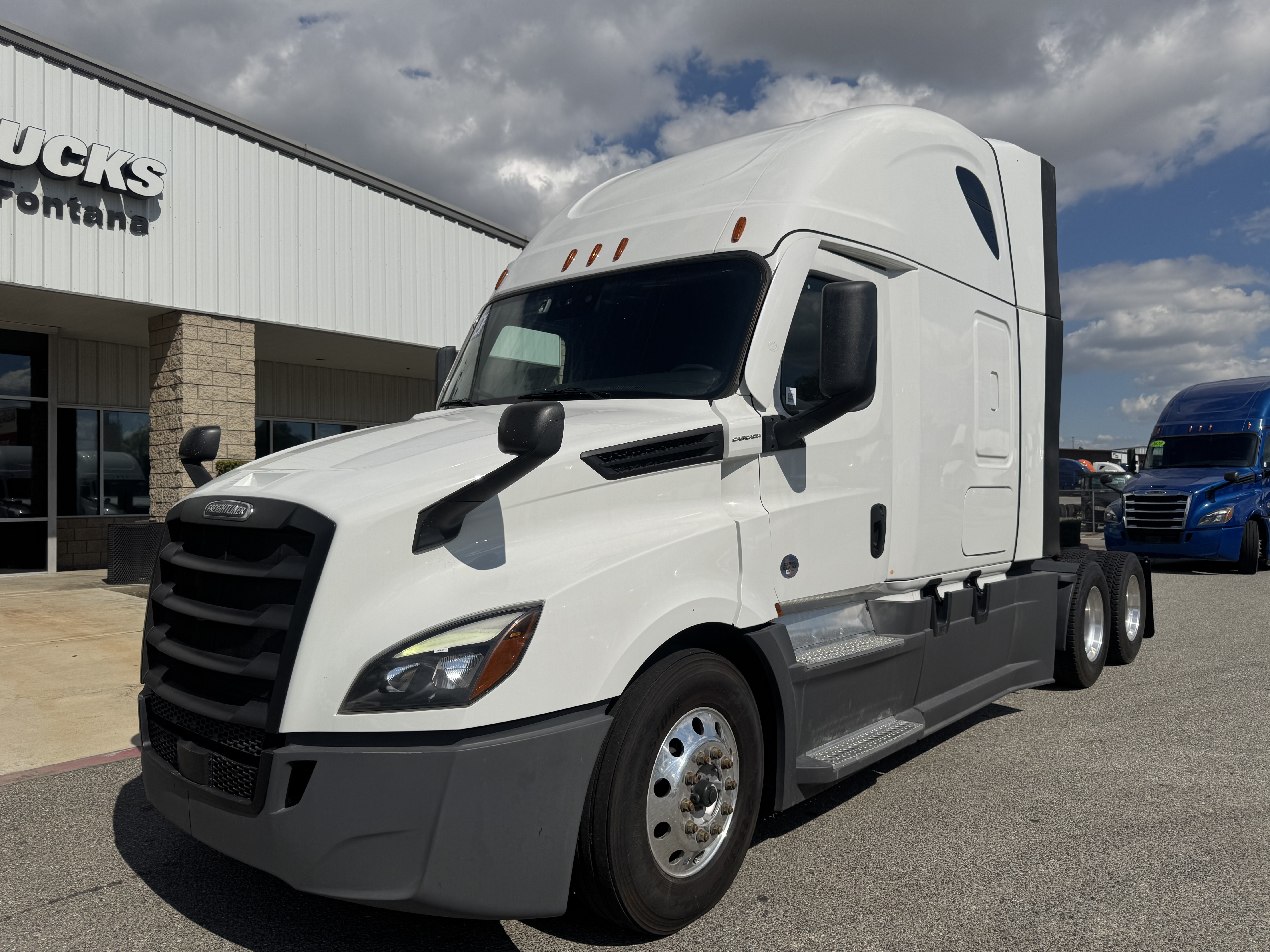 2023 FREIGHTLINER CASCADIA 126SLP - image 1