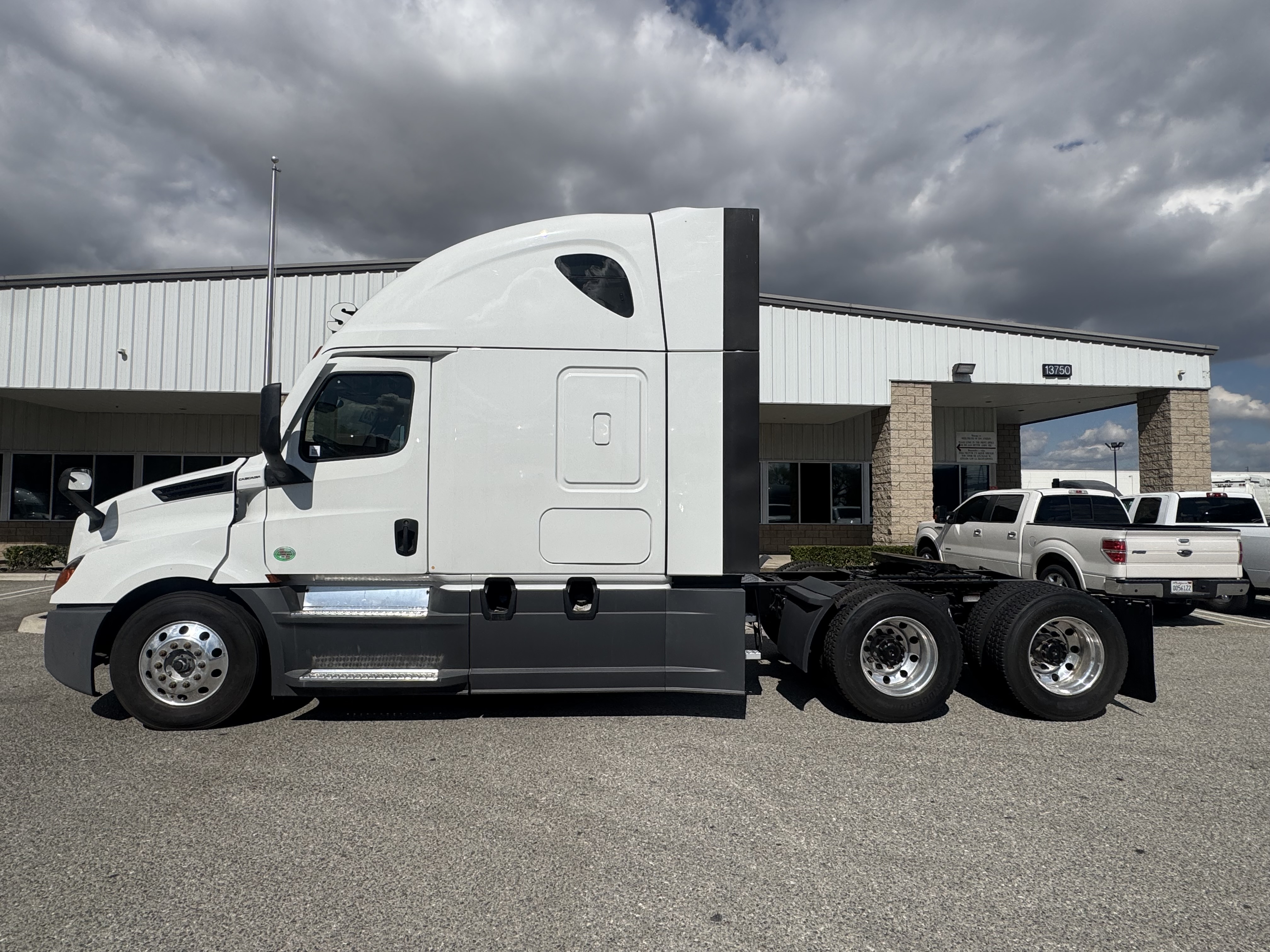 2023 FREIGHTLINER CASCADIA 126SLP - image 3