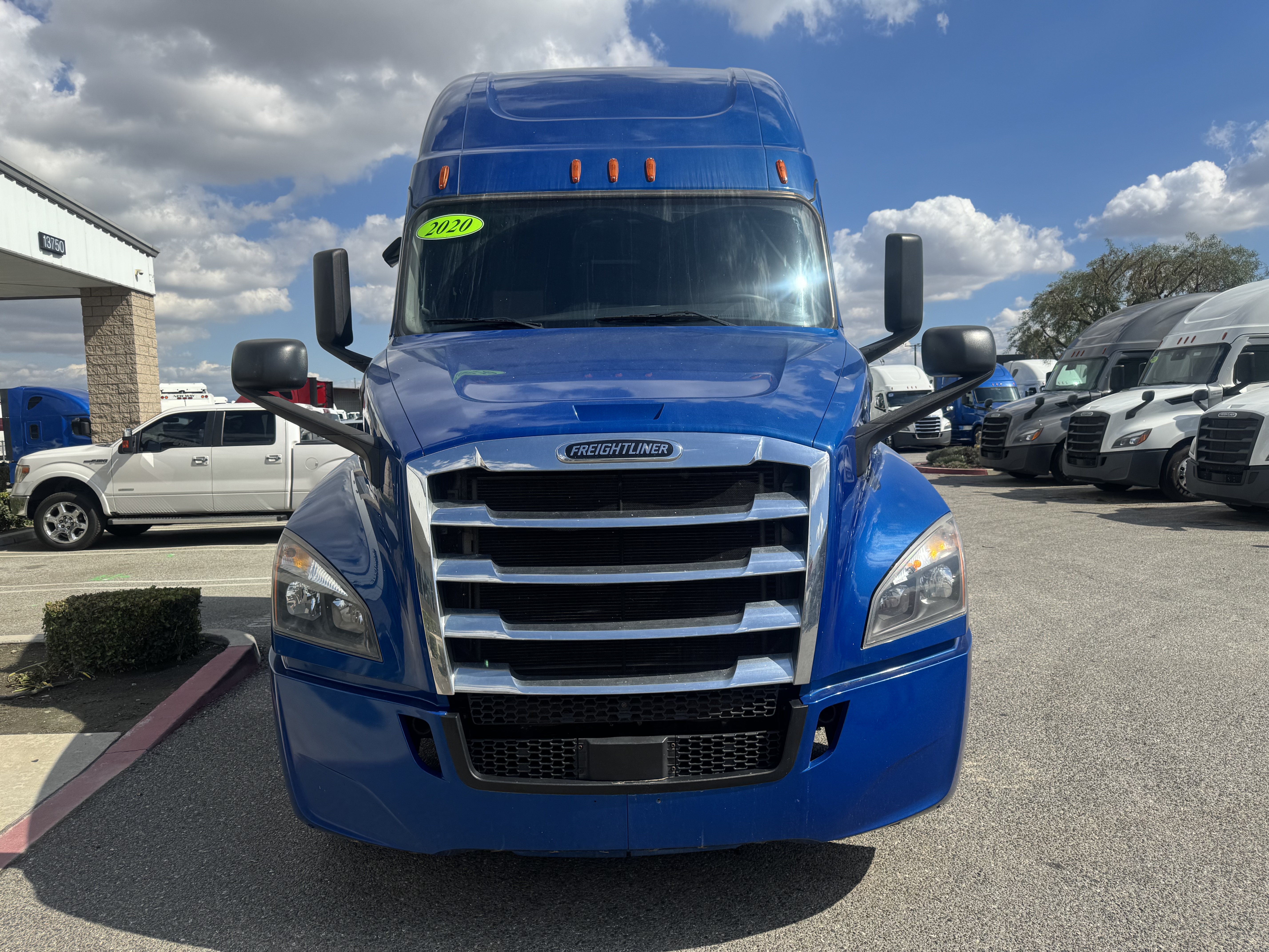 2020 FREIGHTLINER CASCADIA 126SLP - image 2