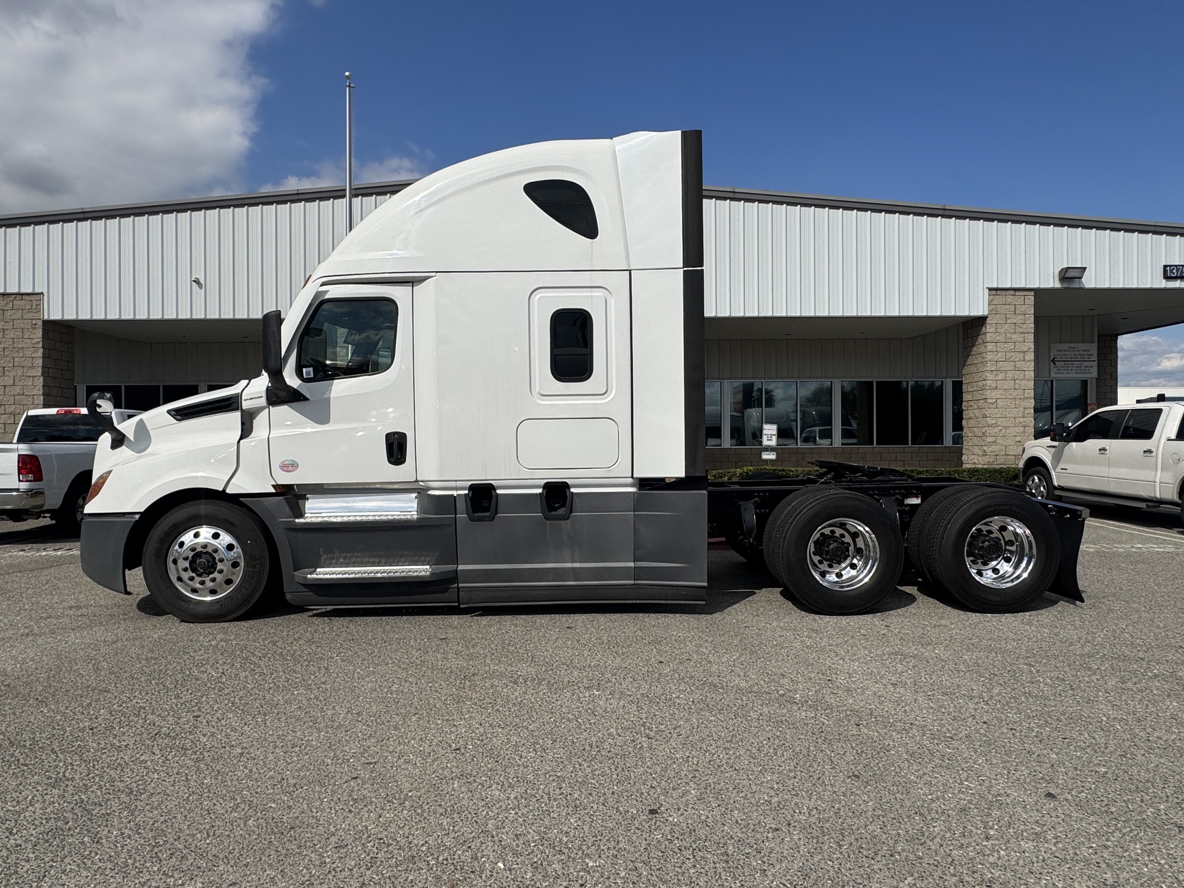 2021 FREIGHTLINER CASCADIA 126SLP - image 3