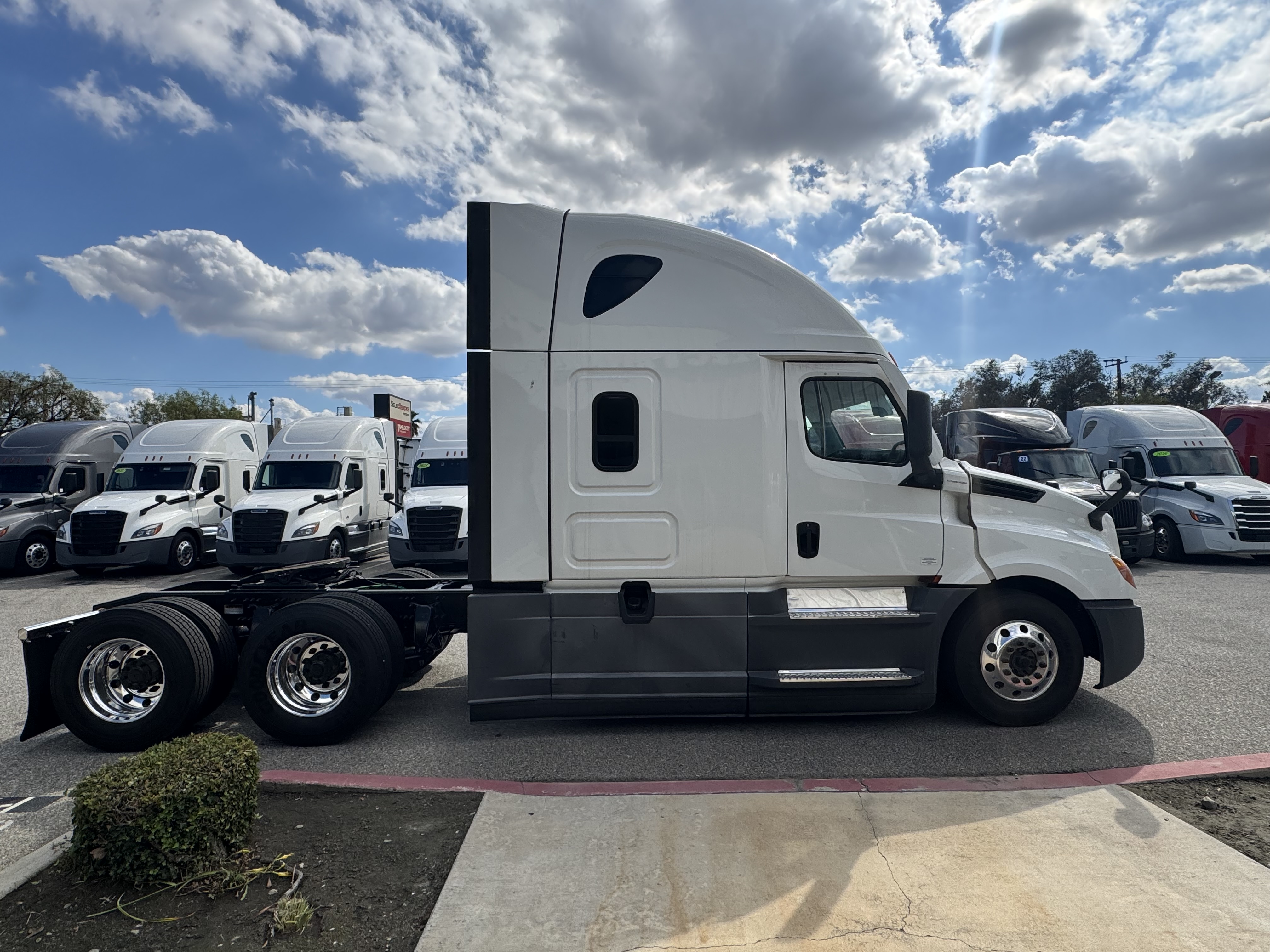 2021 FREIGHTLINER CASCADIA 126SLP - image 7