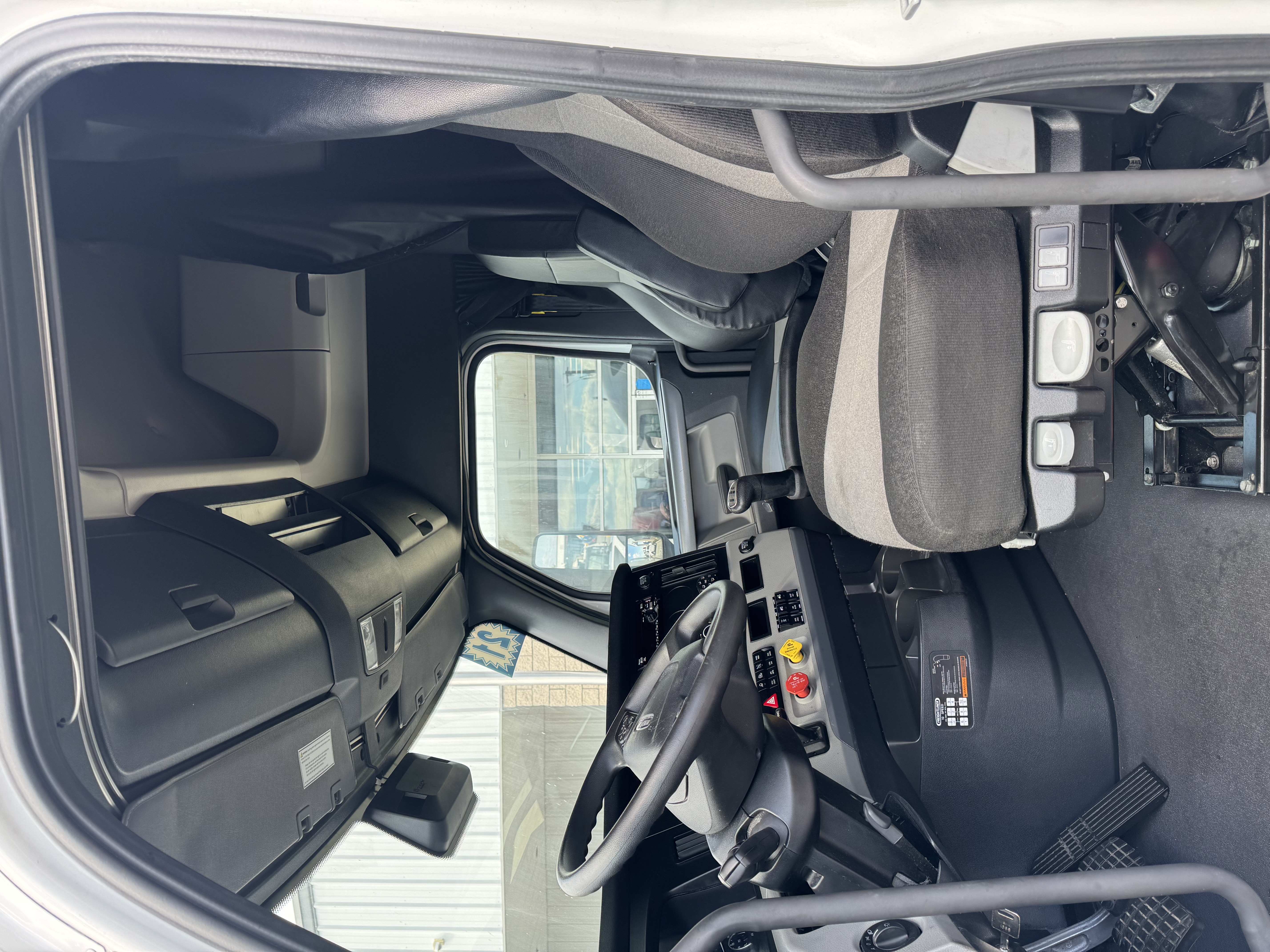 2021 FREIGHTLINER CASCADIA 126SLP - image 15