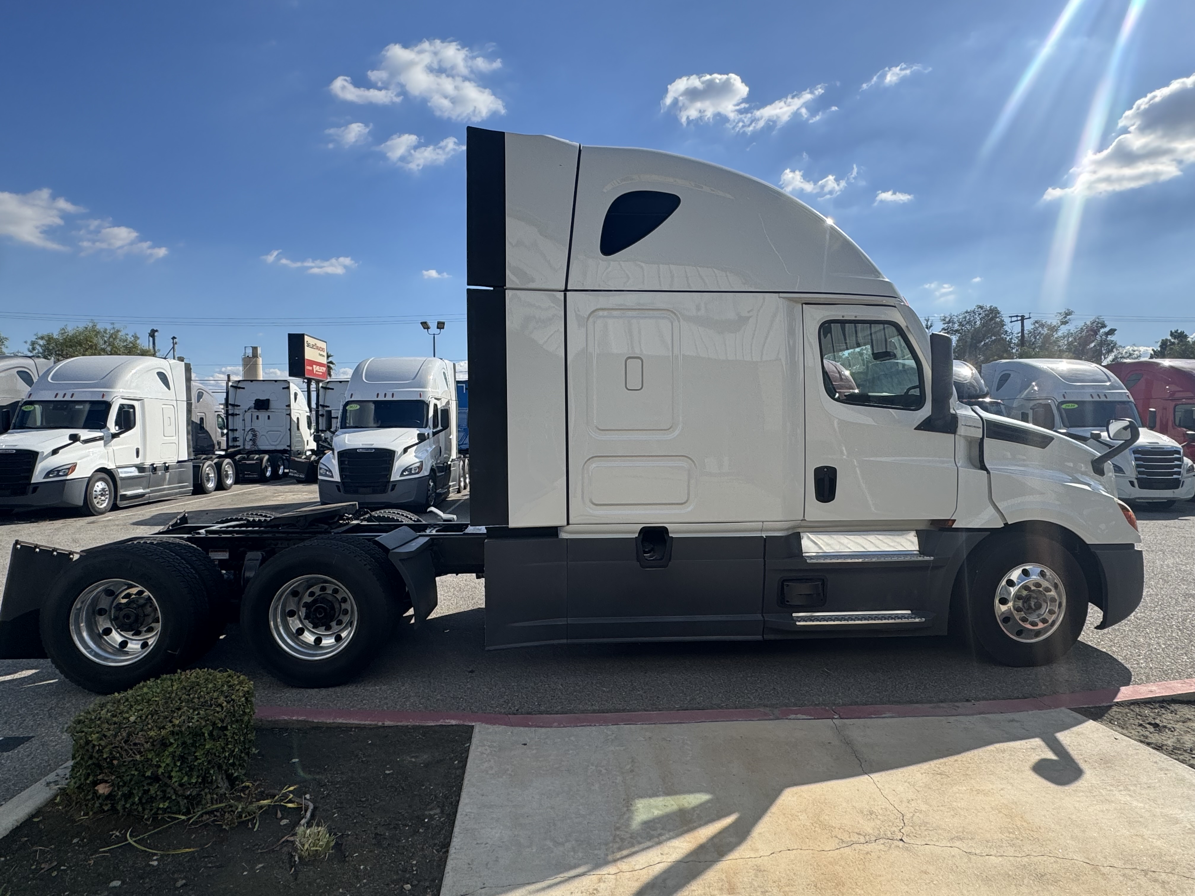 2023 FREIGHTLINER CASCADIA 126SLP - image 7