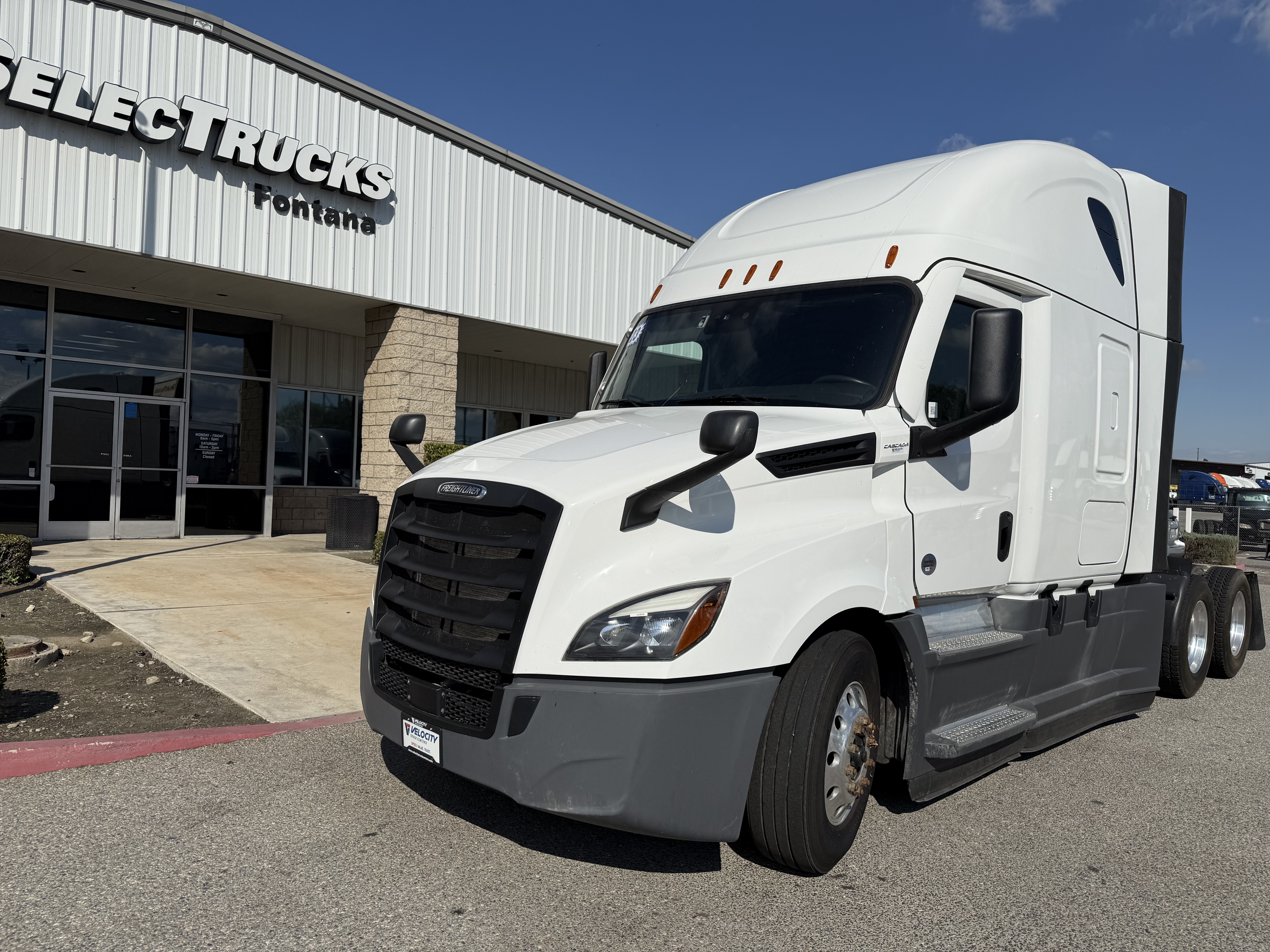 2023 FREIGHTLINER CASCADIA 126SLP - image 1