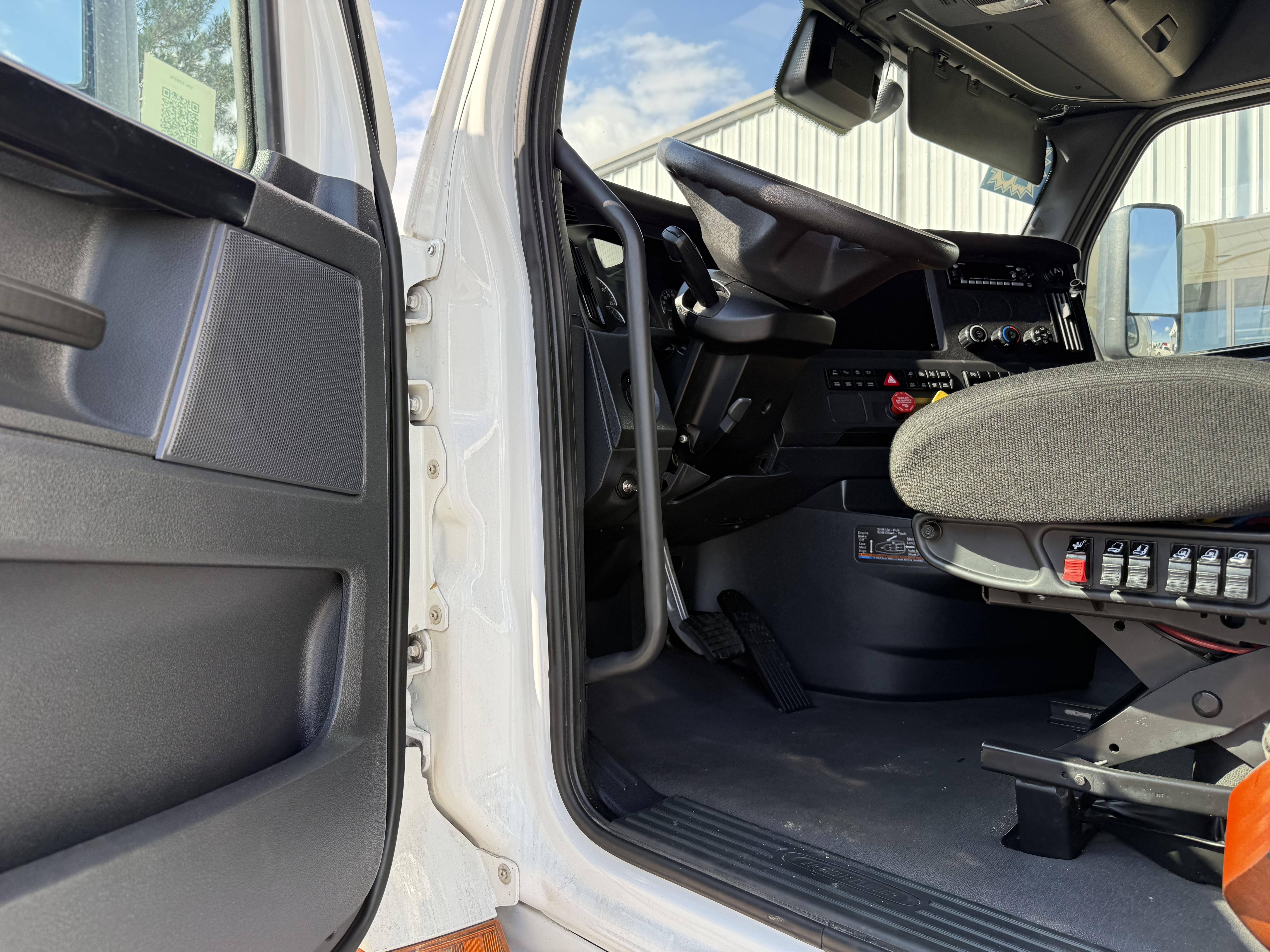 2023 FREIGHTLINER CASCADIA 126SLP - image 16