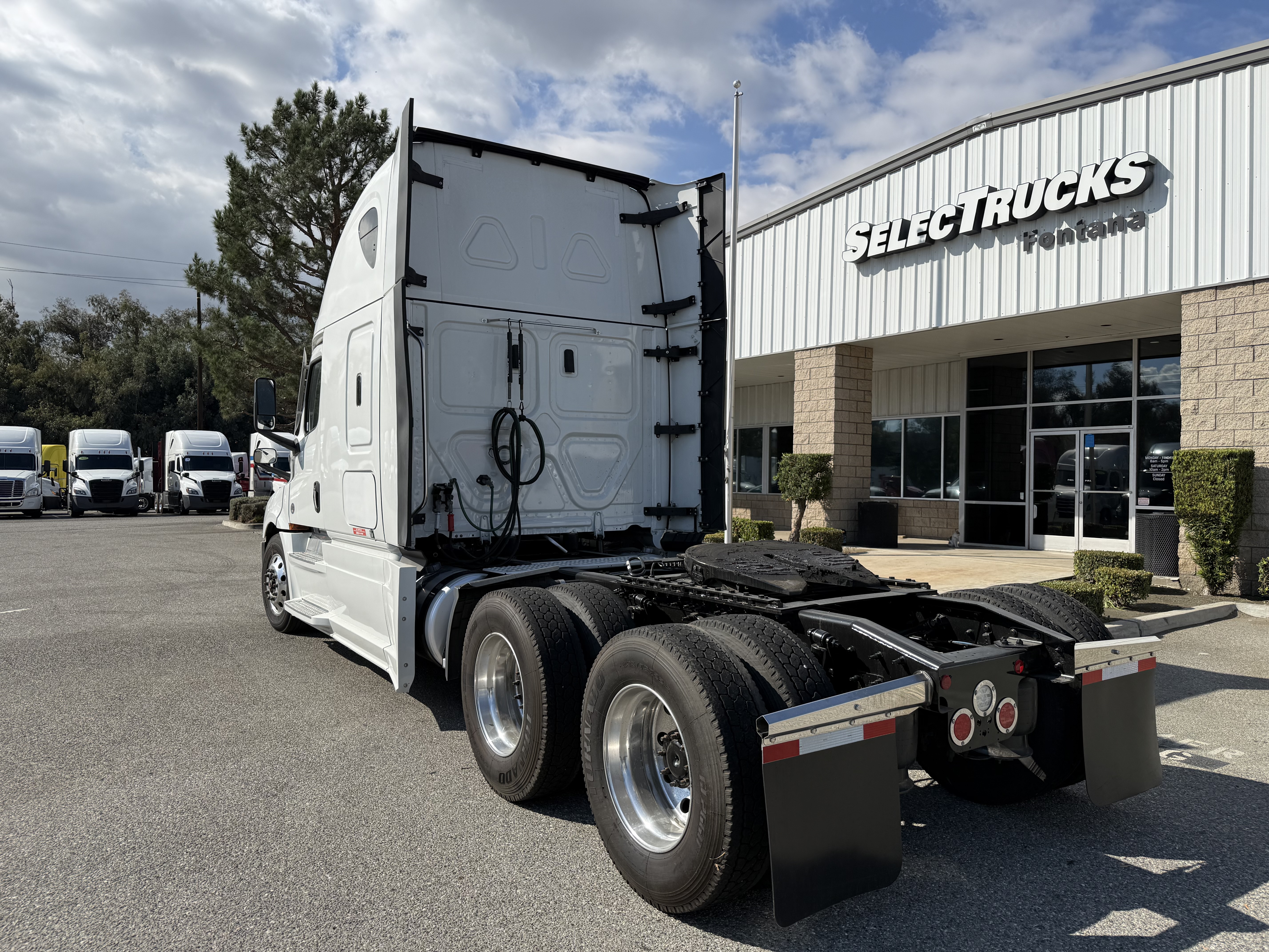 2023 FREIGHTLINER CASCADIA 126SLP - image 4