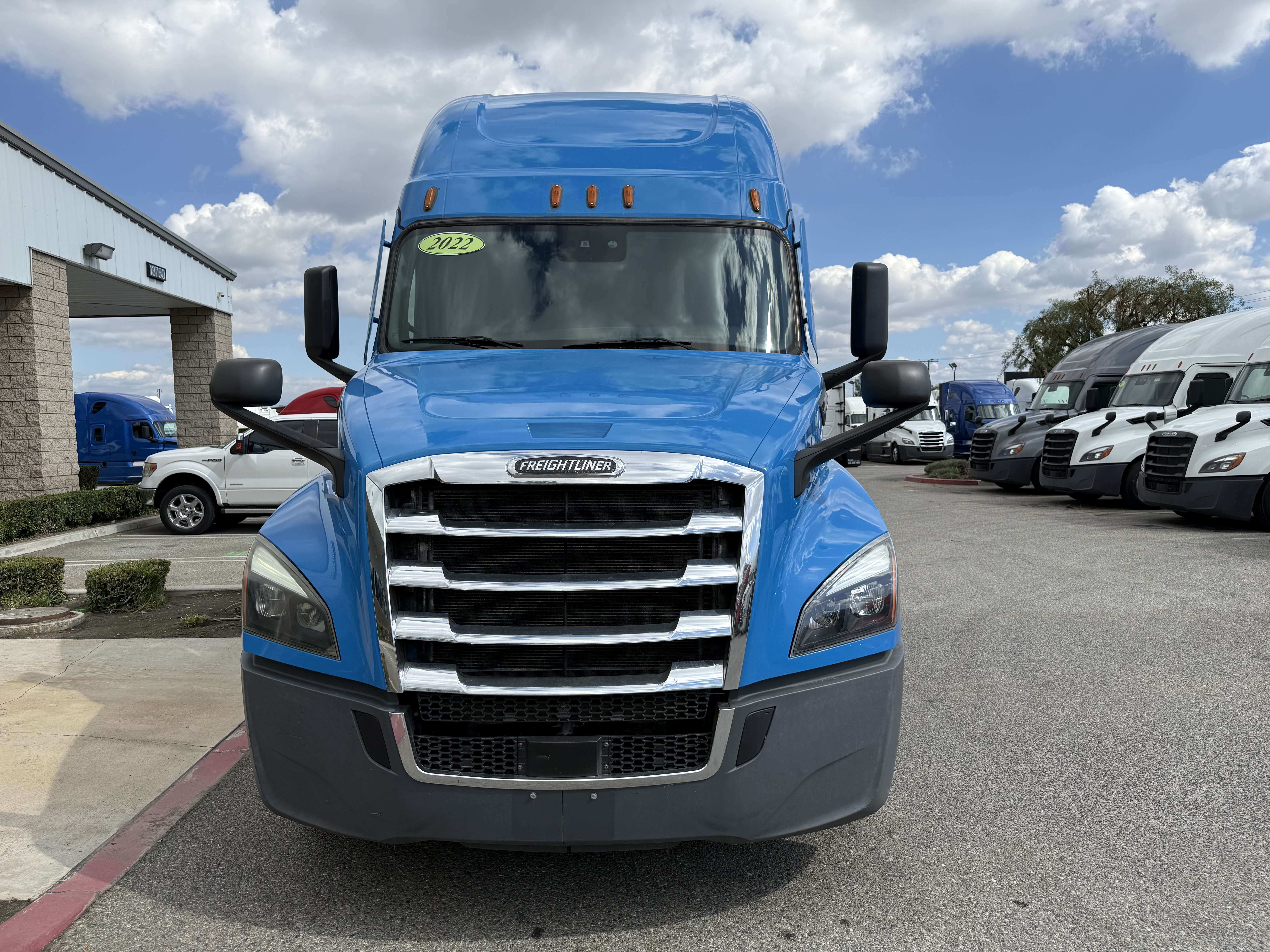 2022 FREIGHTLINER CASCADIA 126SLP - image 2