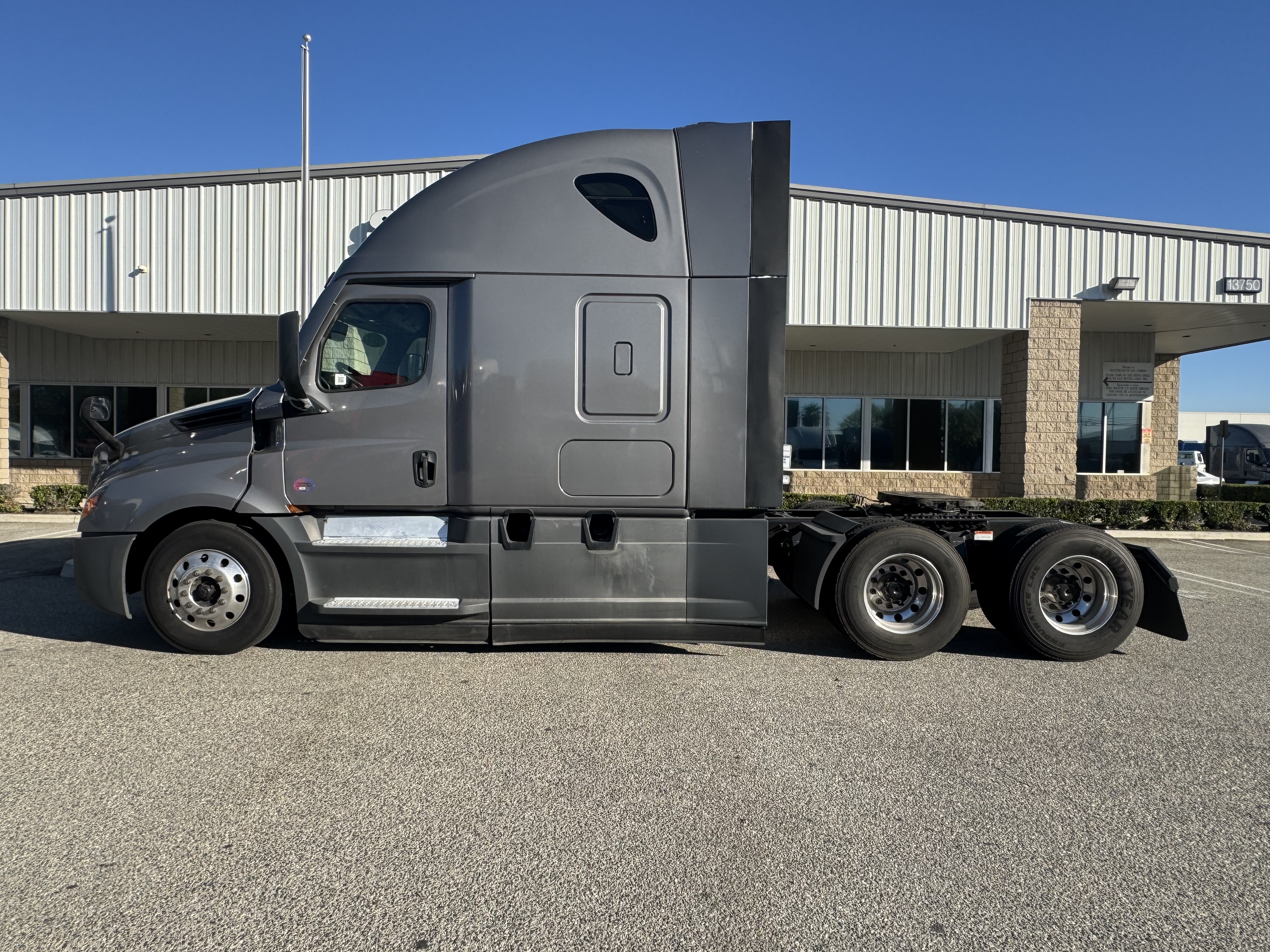 2021 FREIGHTLINER CASCADIA 126SLP - image 3