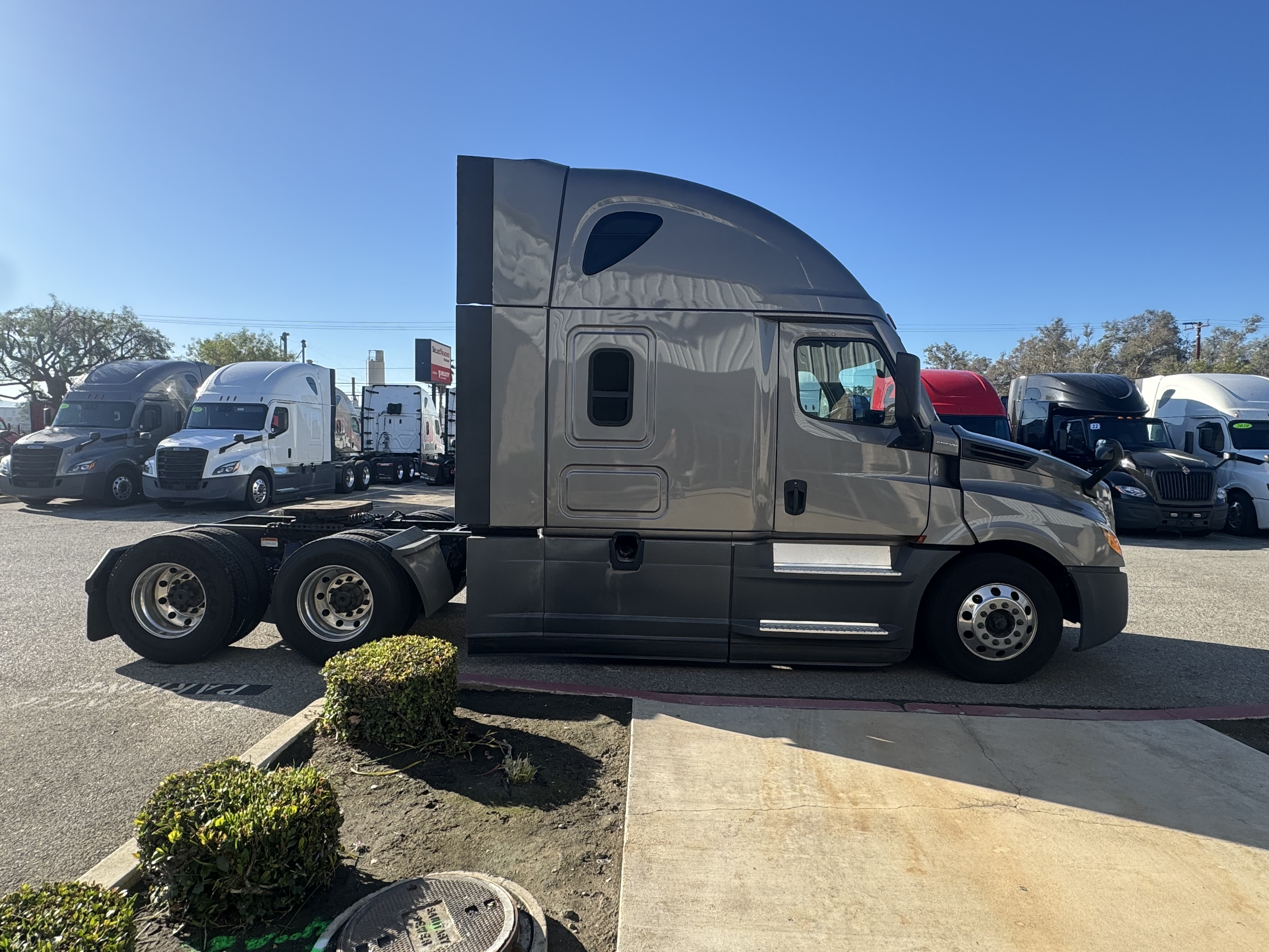 2021 FREIGHTLINER CASCADIA 126SLP - image 8