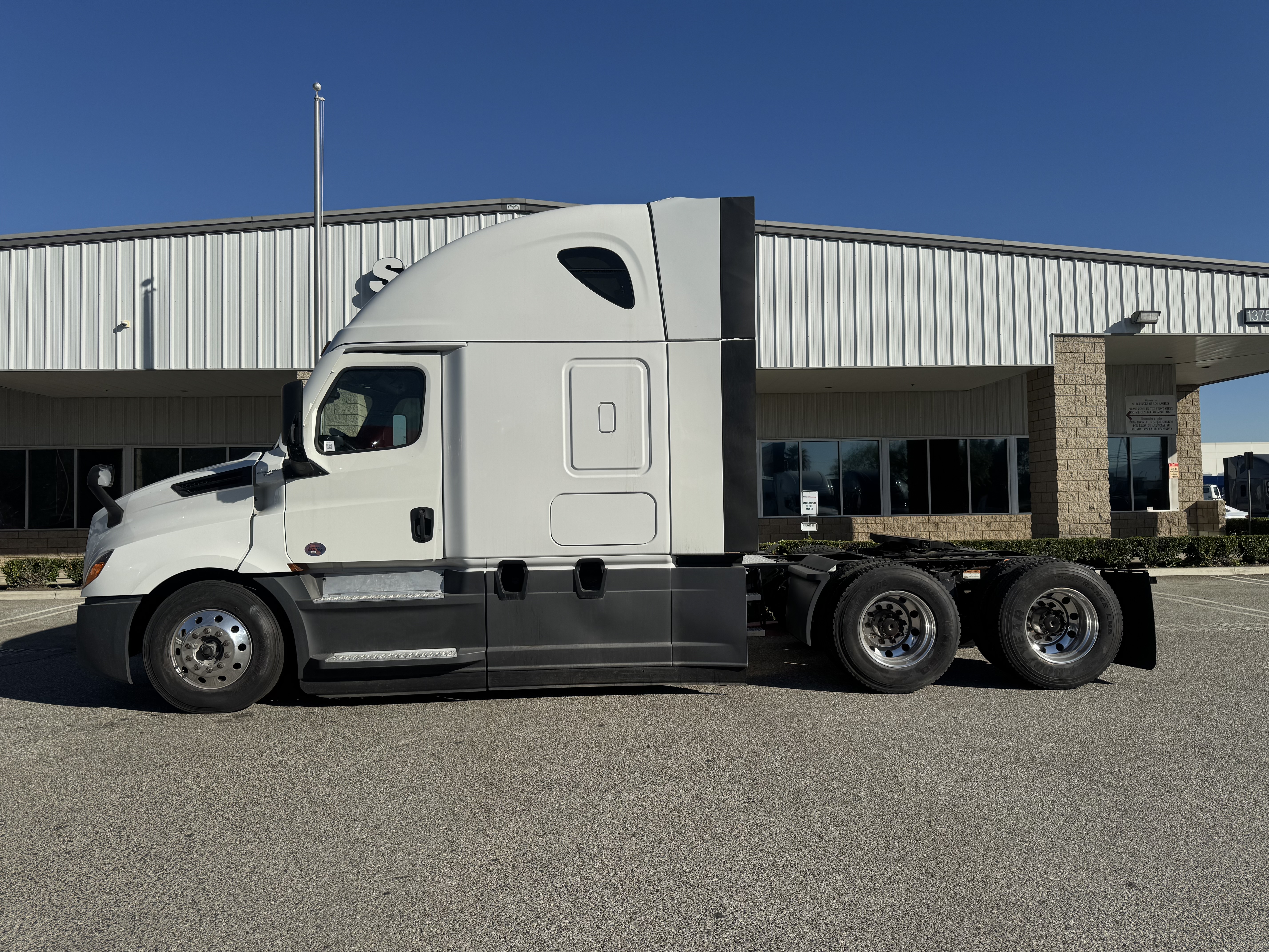 2023 FREIGHTLINER CASCADIA 126SLP - image 3