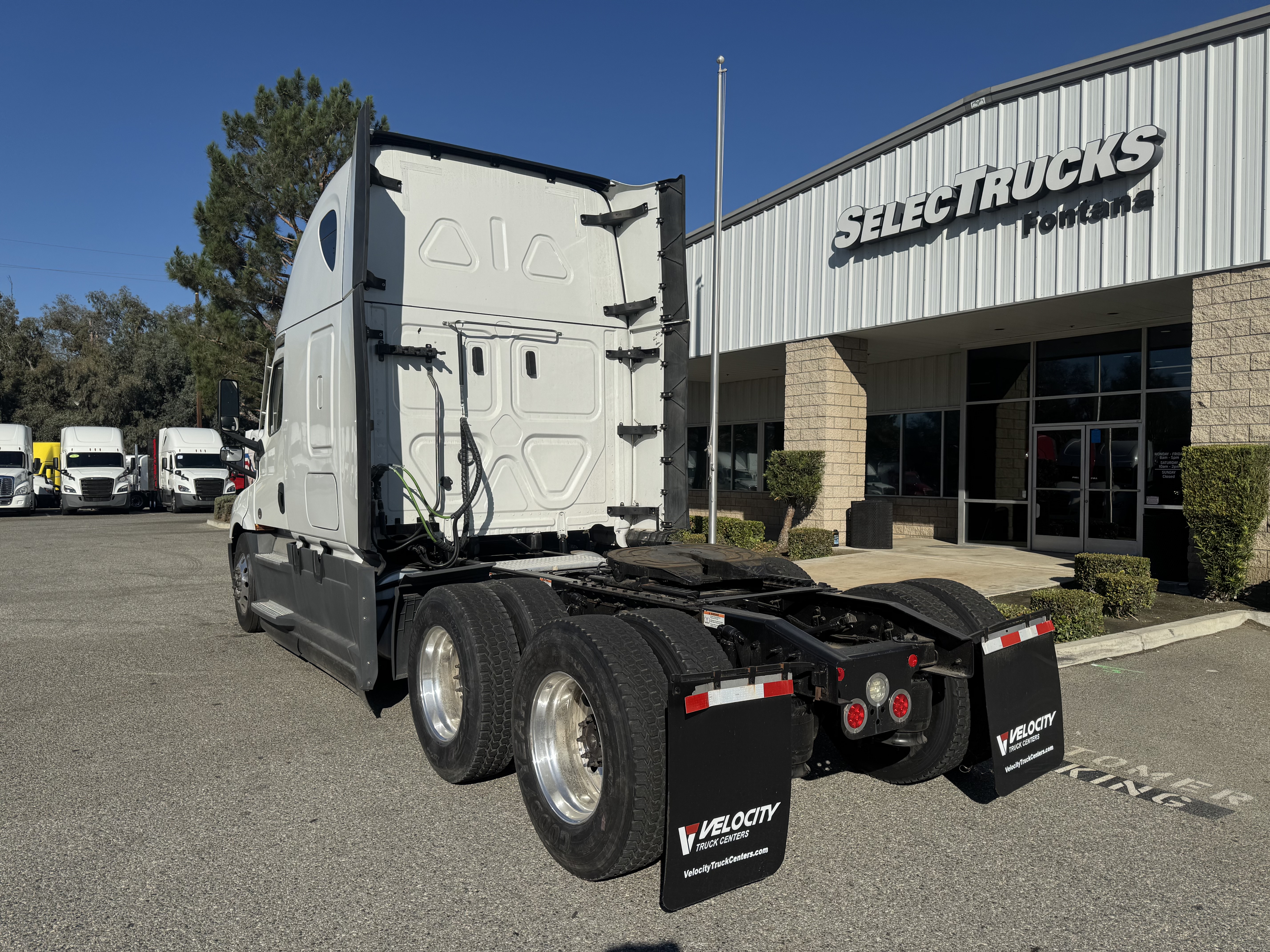 2023 FREIGHTLINER CASCADIA 126SLP - image 4