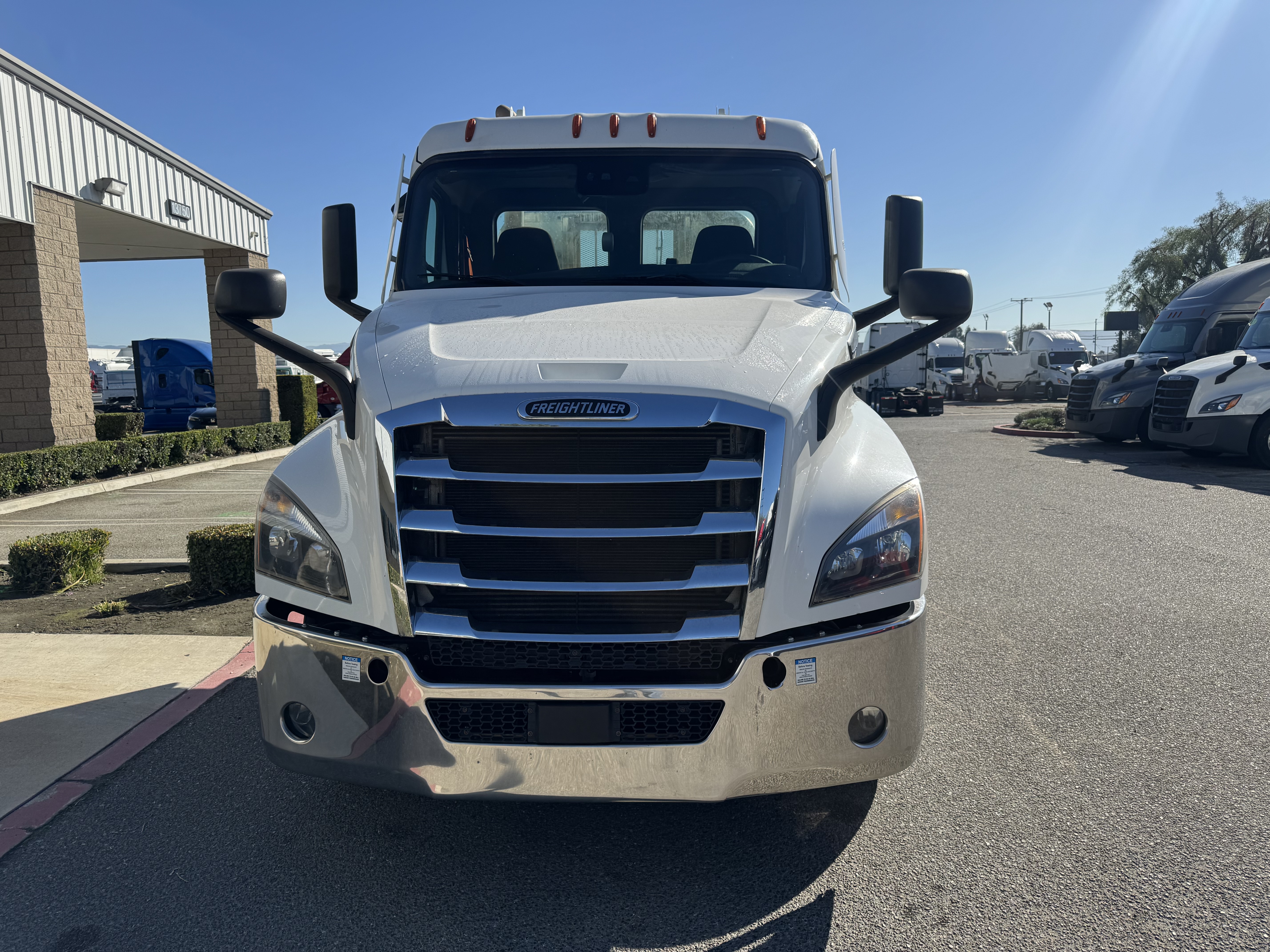 2021 FREIGHTLINER CASCADIA 126DC - image 2