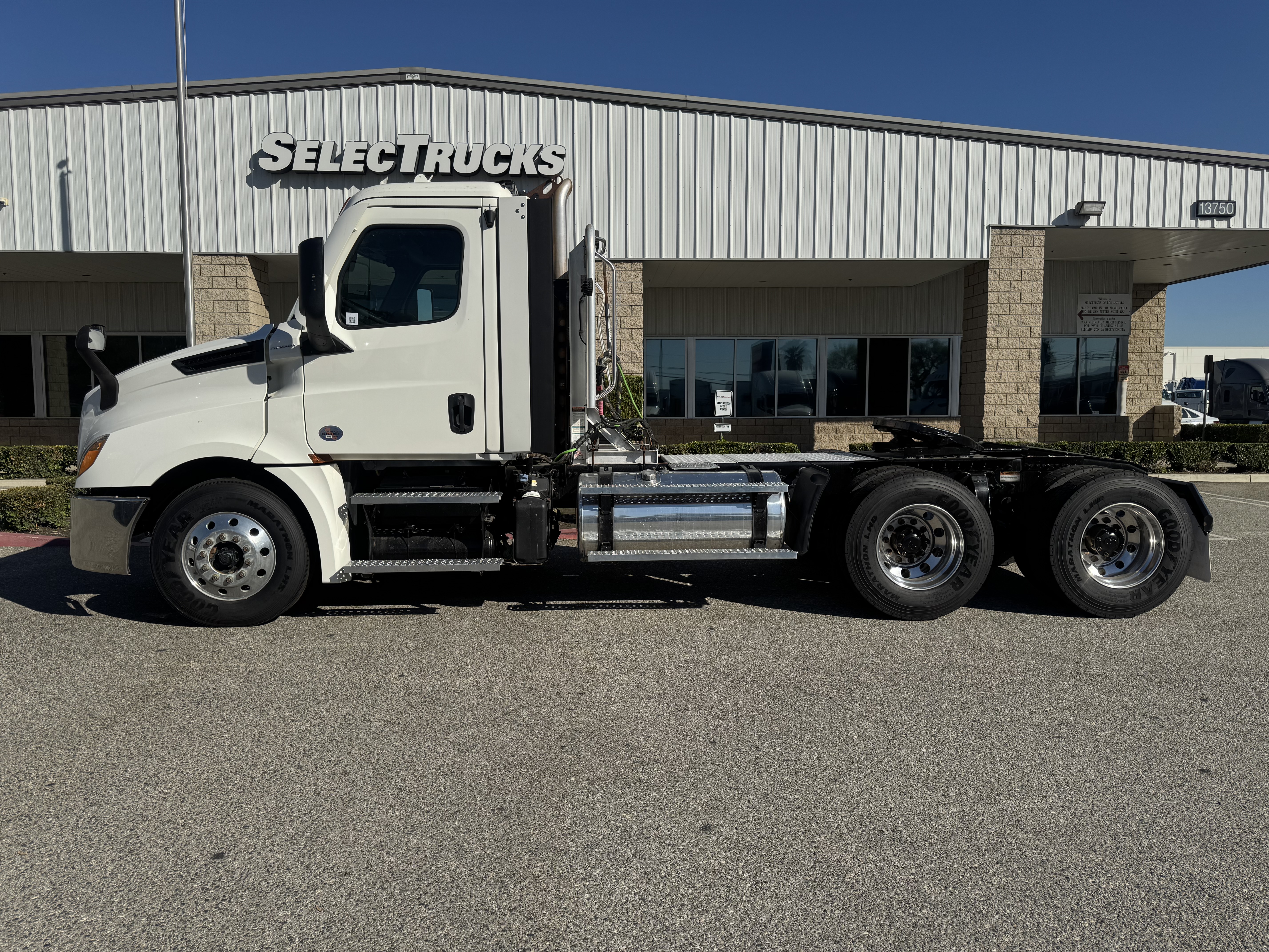 2021 FREIGHTLINER CASCADIA 126DC - image 3