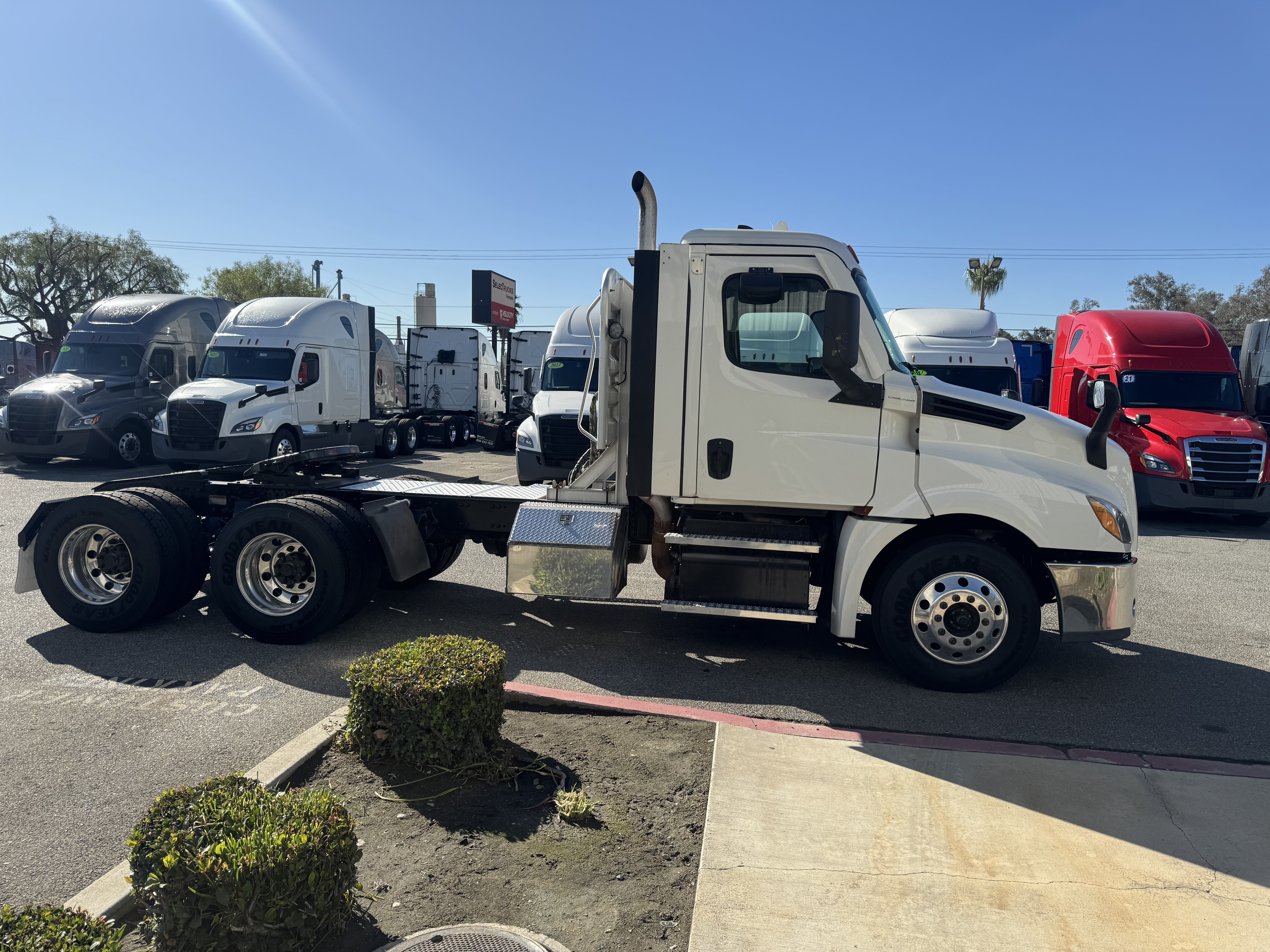2021 FREIGHTLINER CASCADIA 126DC - image 8