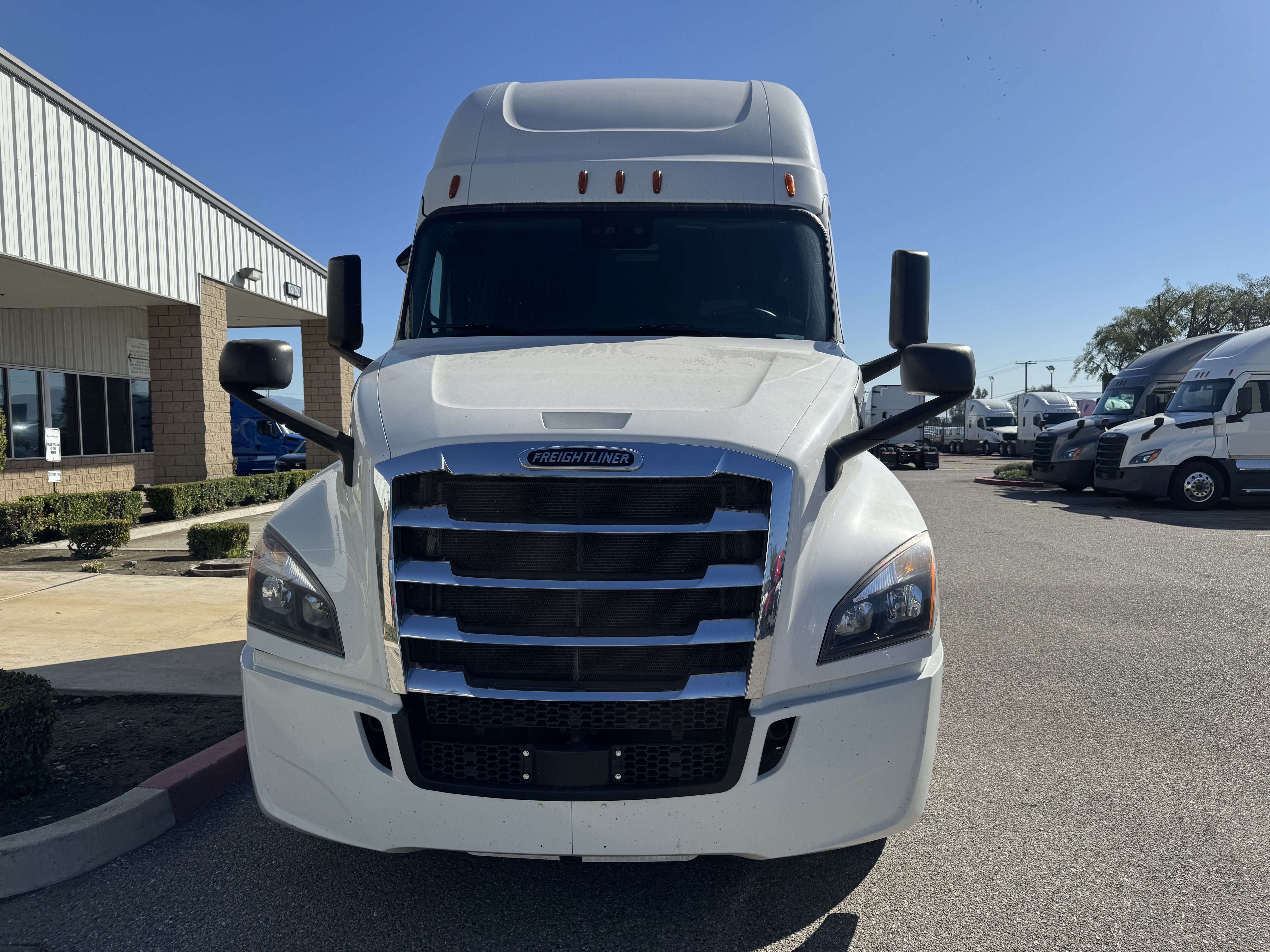 2020 FREIGHTLINER CASCADIA 126SLP - image 2
