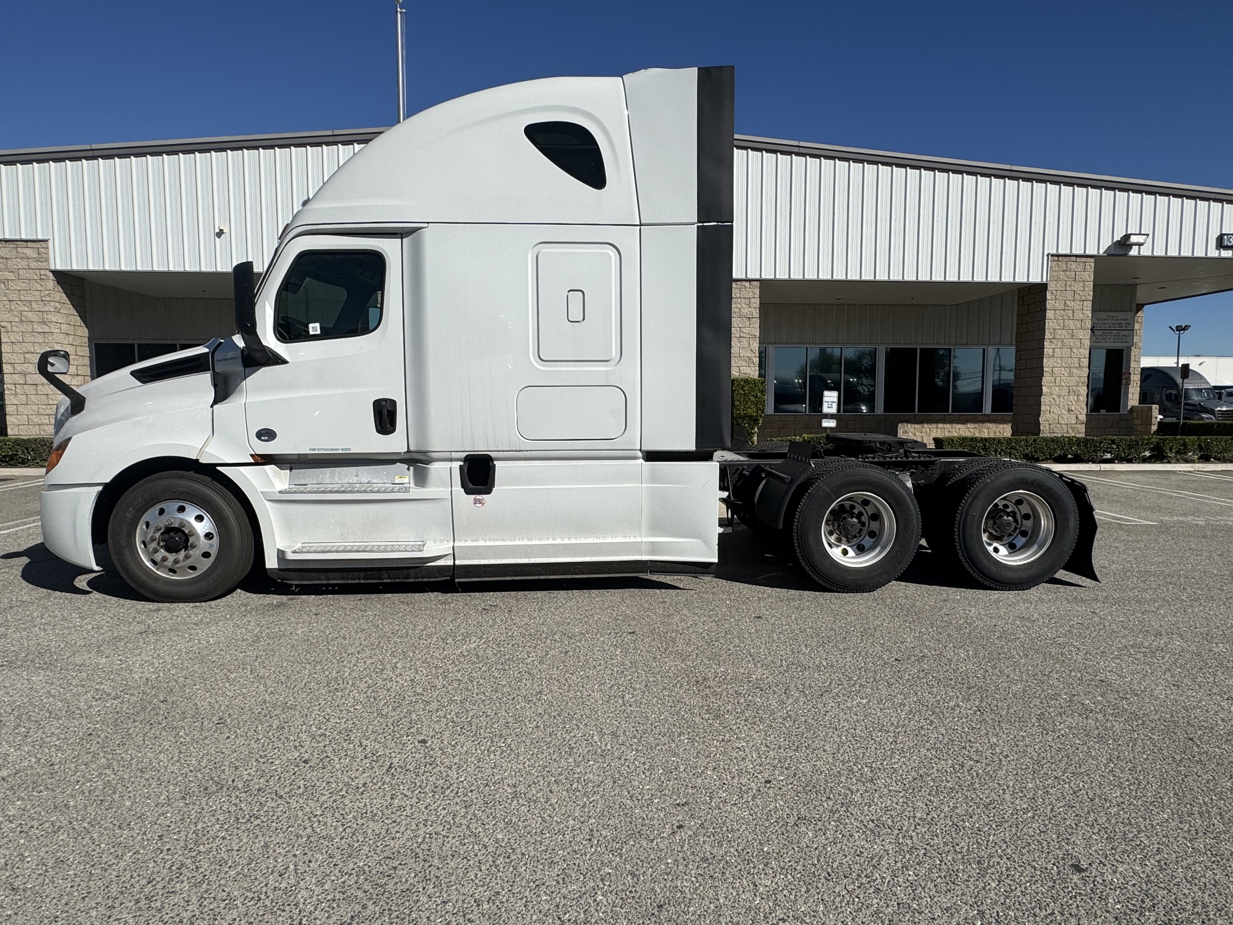 2020 FREIGHTLINER CASCADIA 126SLP - image 3