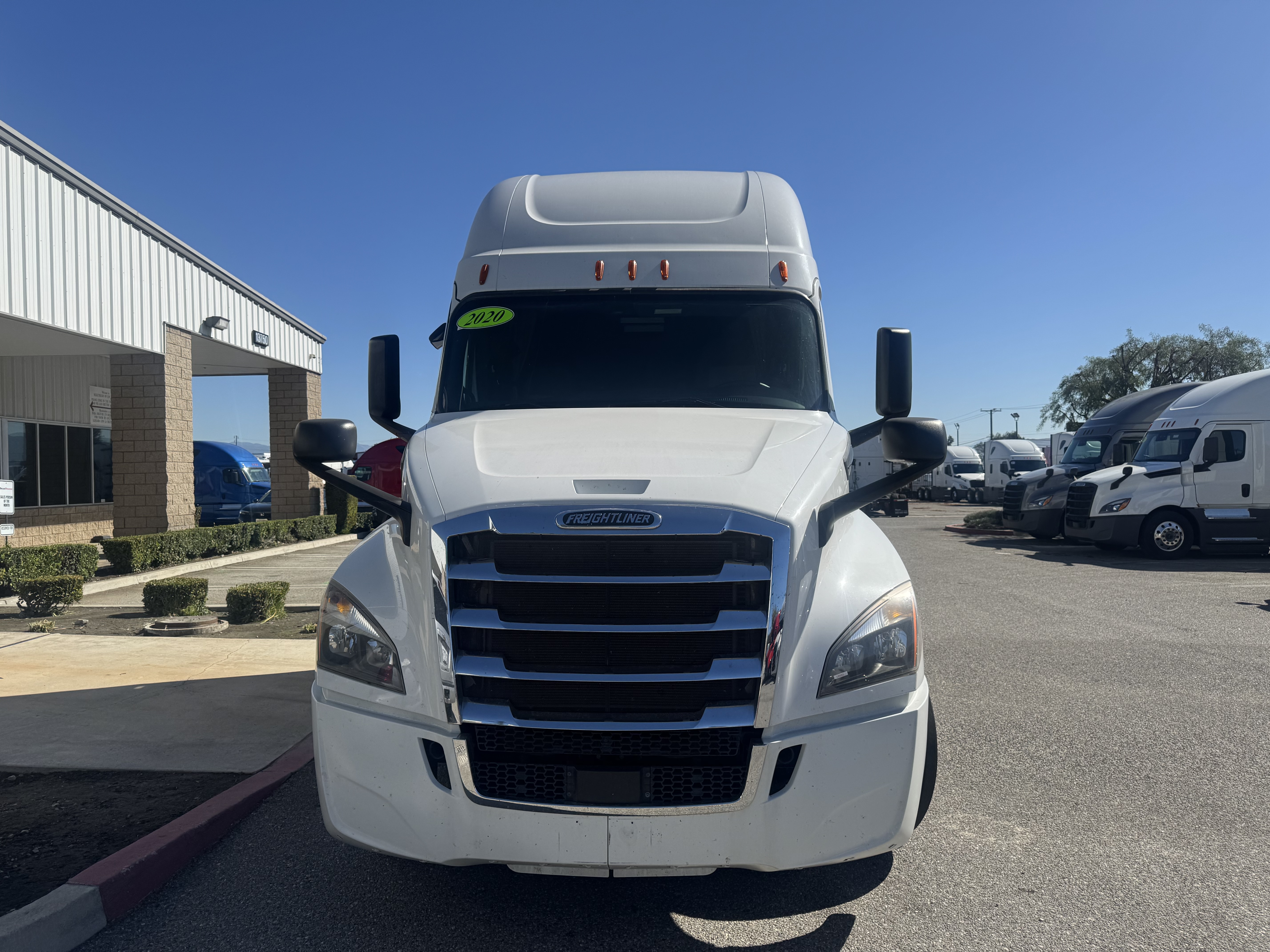 2020 FREIGHTLINER CASCADIA 126SLP - image 2