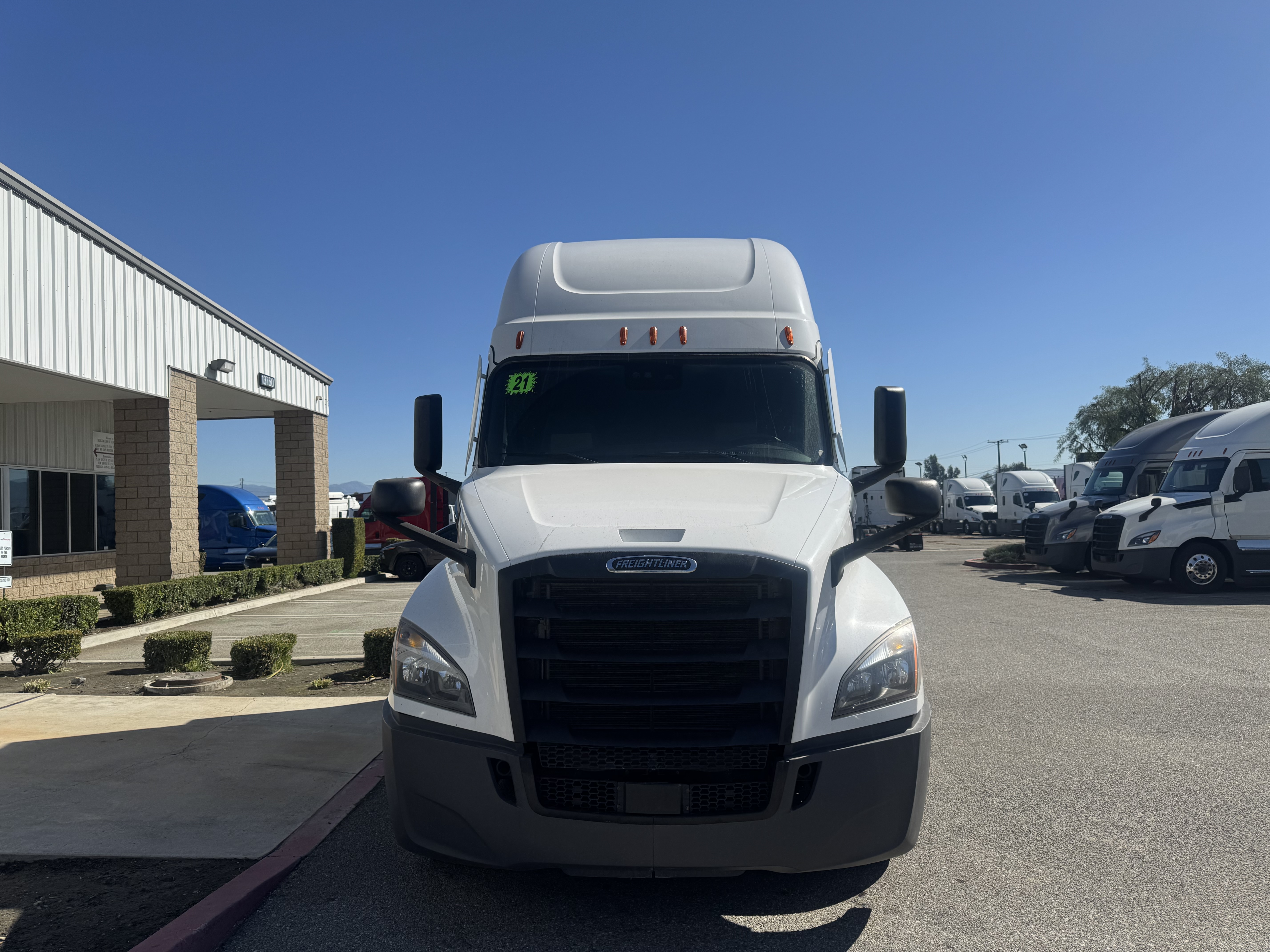 2021 FREIGHTLINER CASCADIA 126SLP - image 2