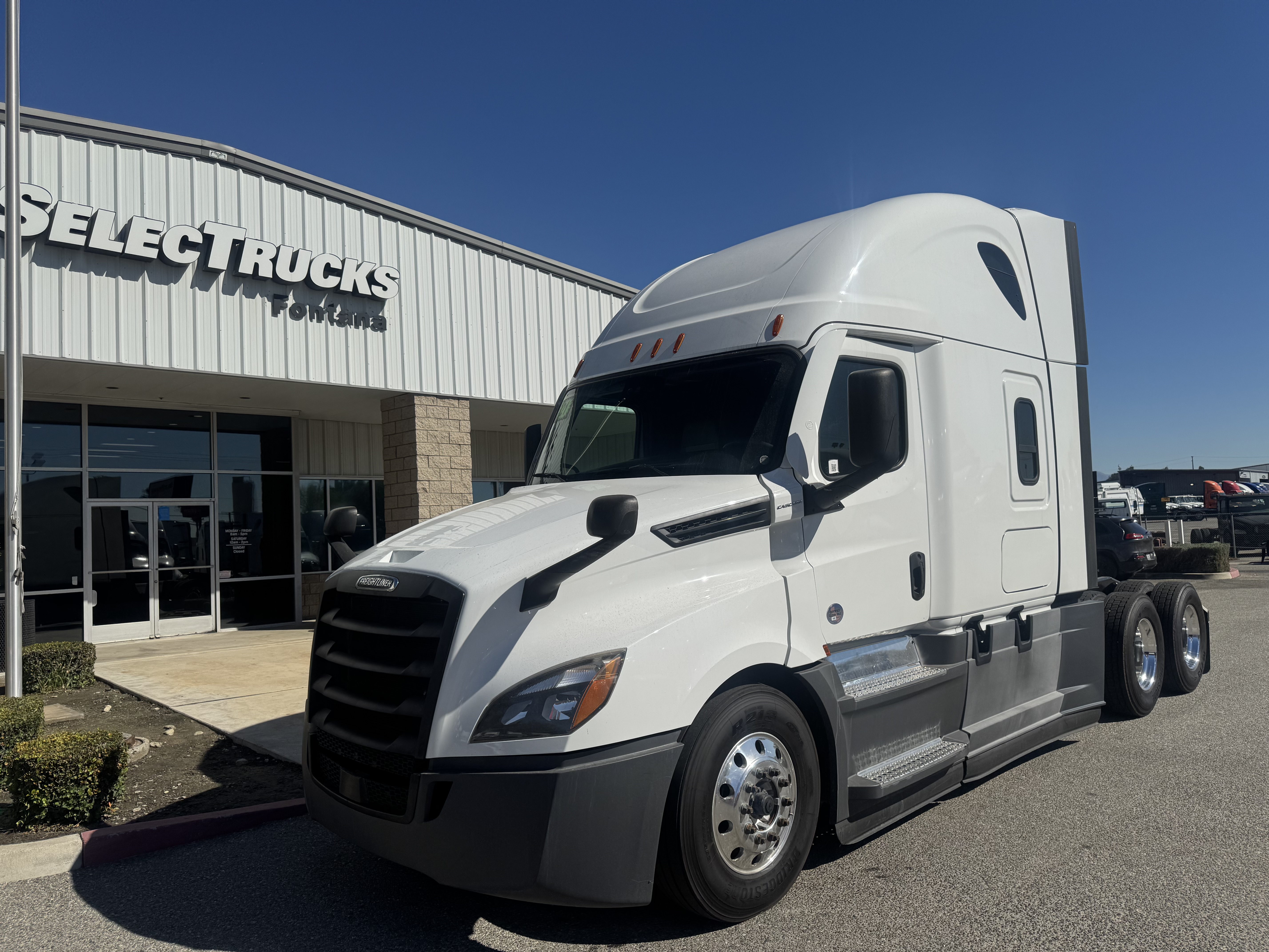 2021 FREIGHTLINER CASCADIA 126SLP - image 1
