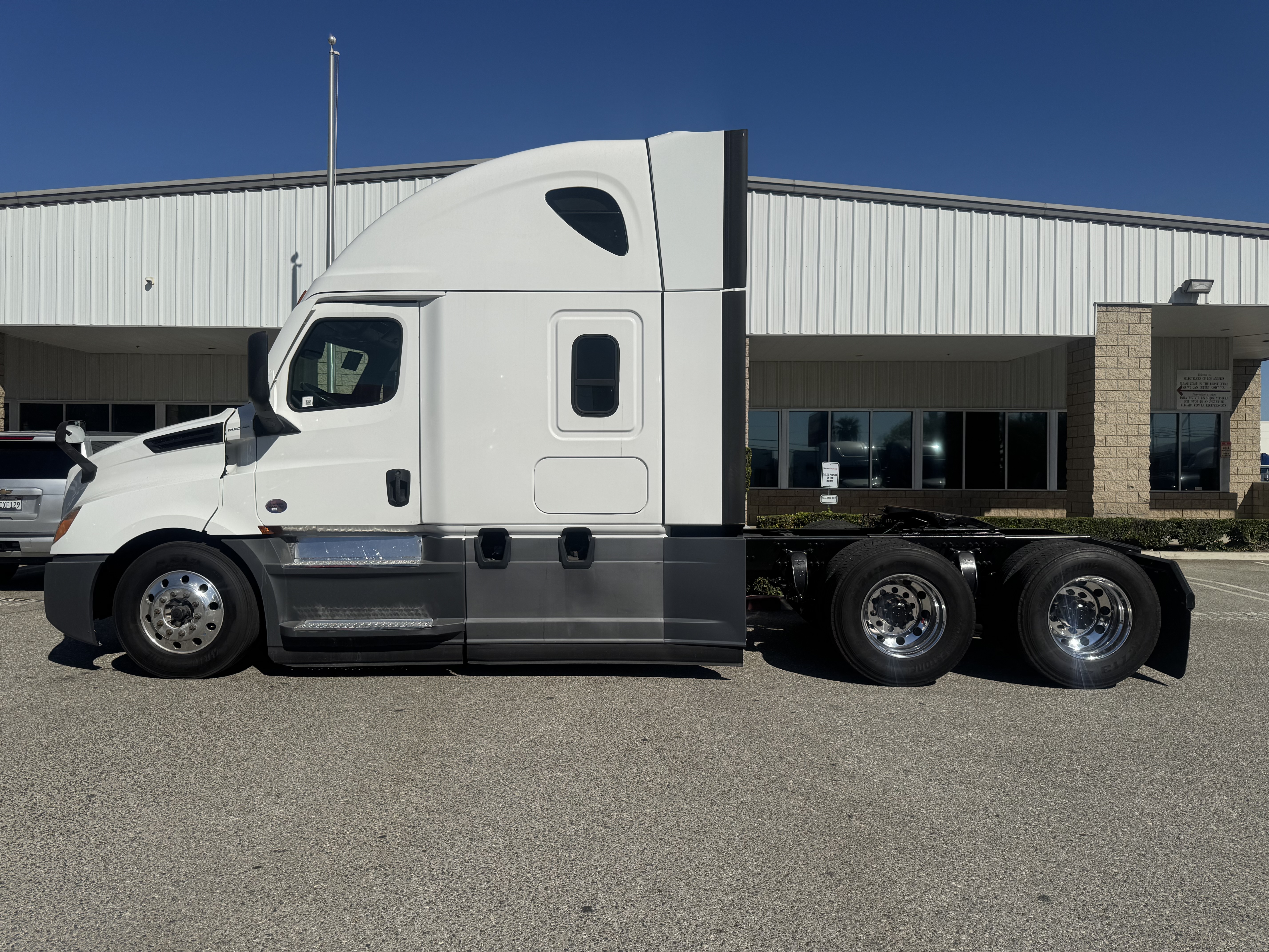 2021 FREIGHTLINER CASCADIA 126SLP - image 3