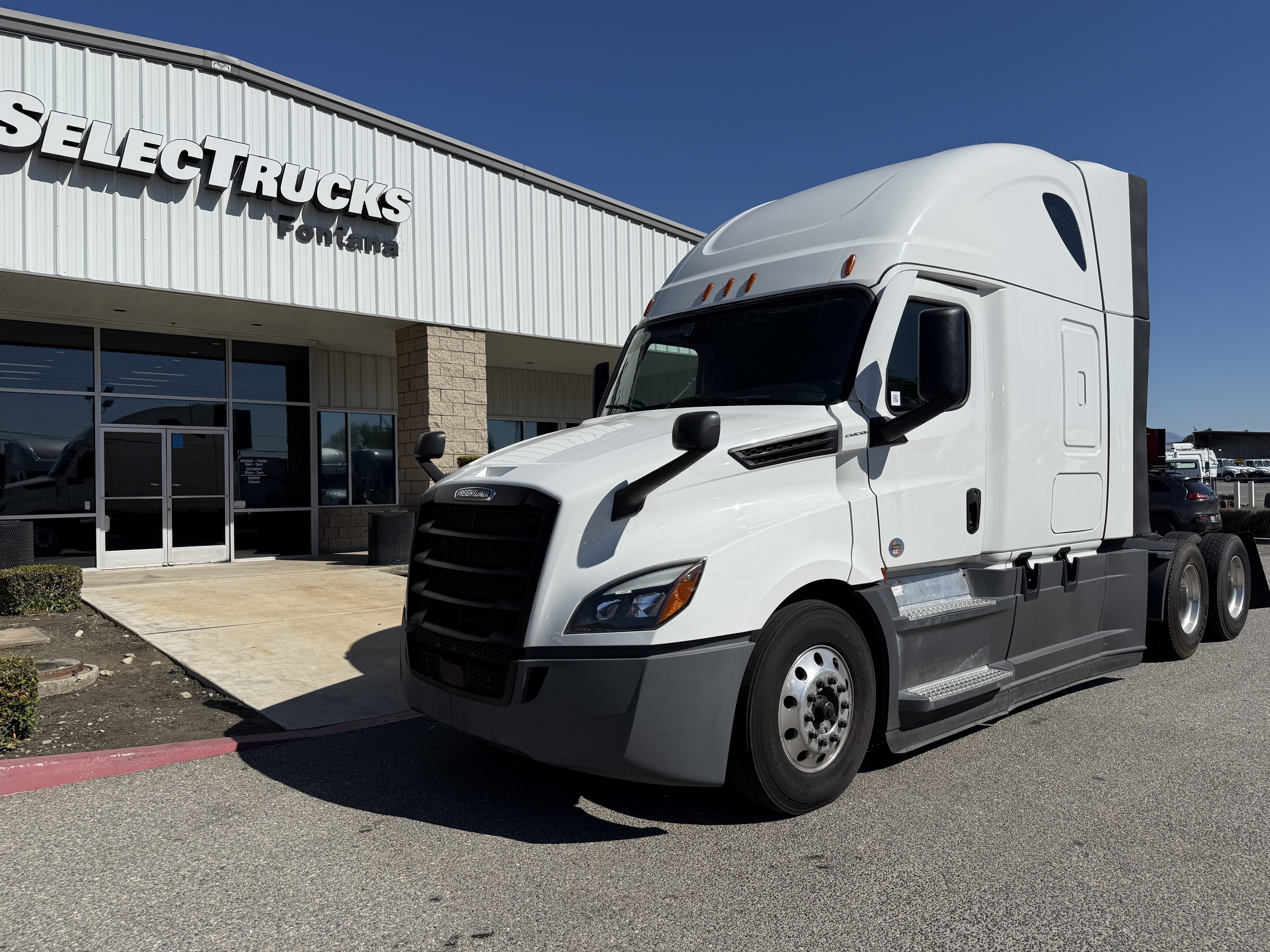 2023 FREIGHTLINER CASCADIA 126SLP - image 1