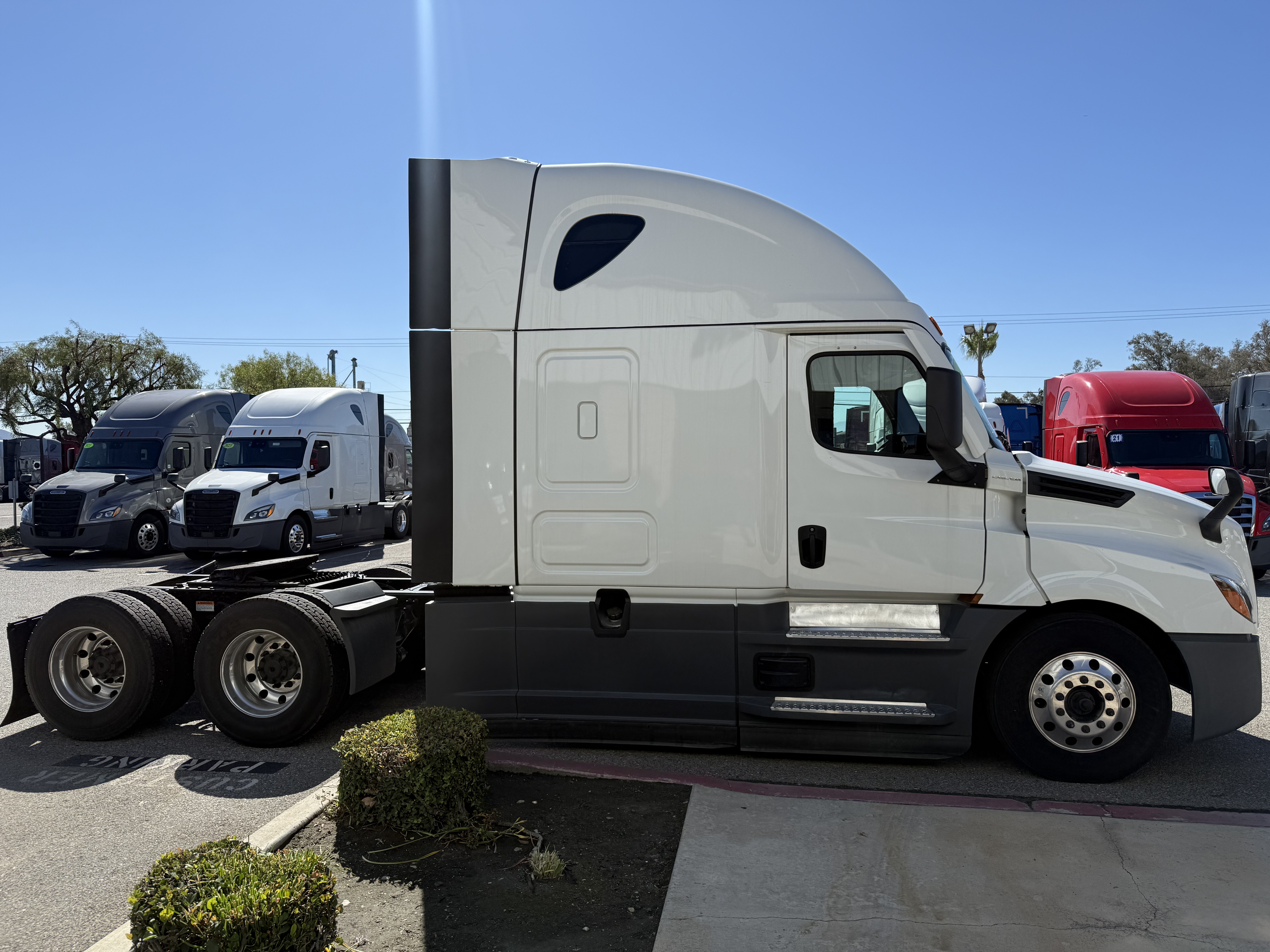 2023 FREIGHTLINER CASCADIA 126SLP - image 8