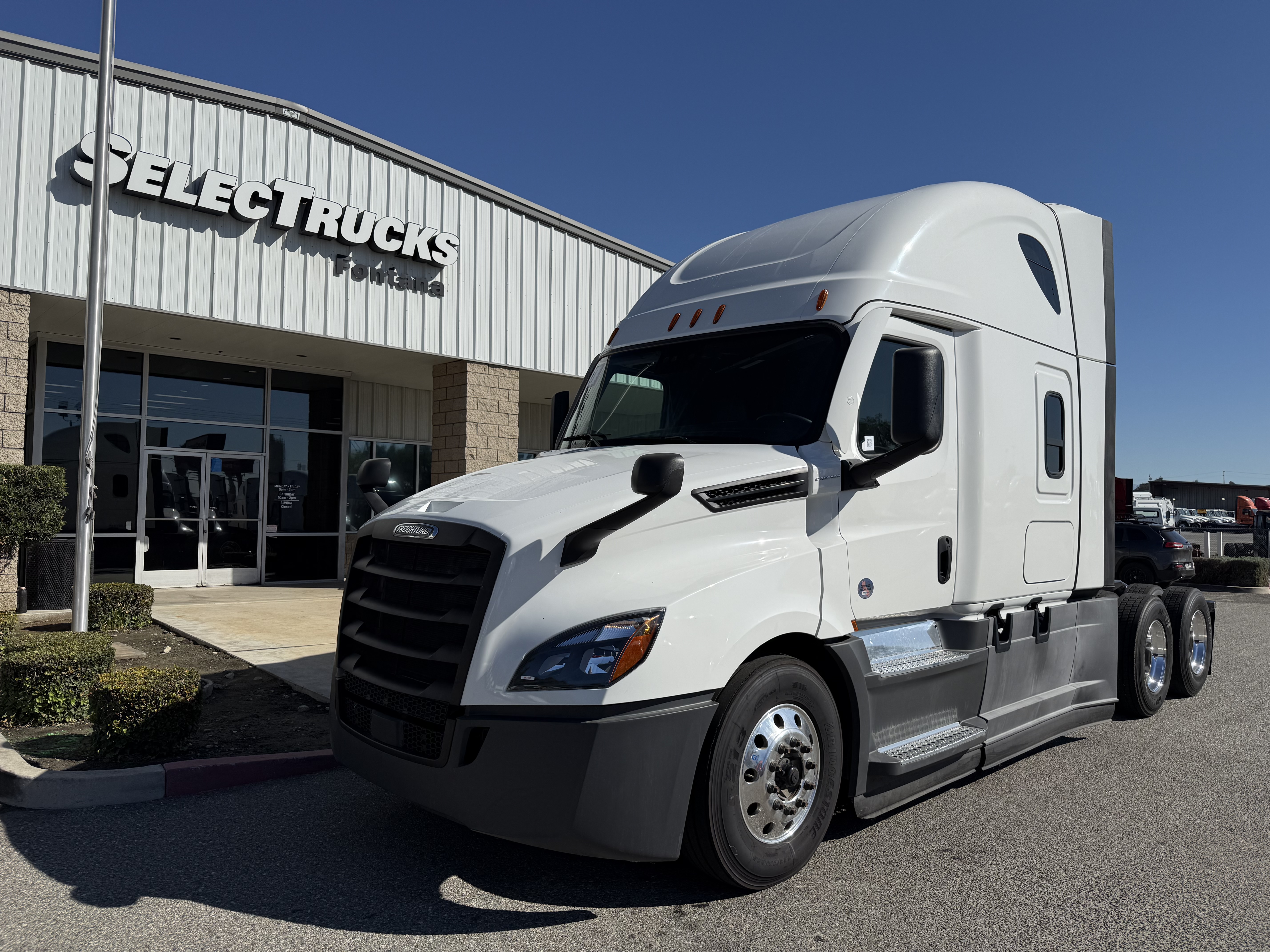 2021 FREIGHTLINER CASCADIA 126SLP - image 1