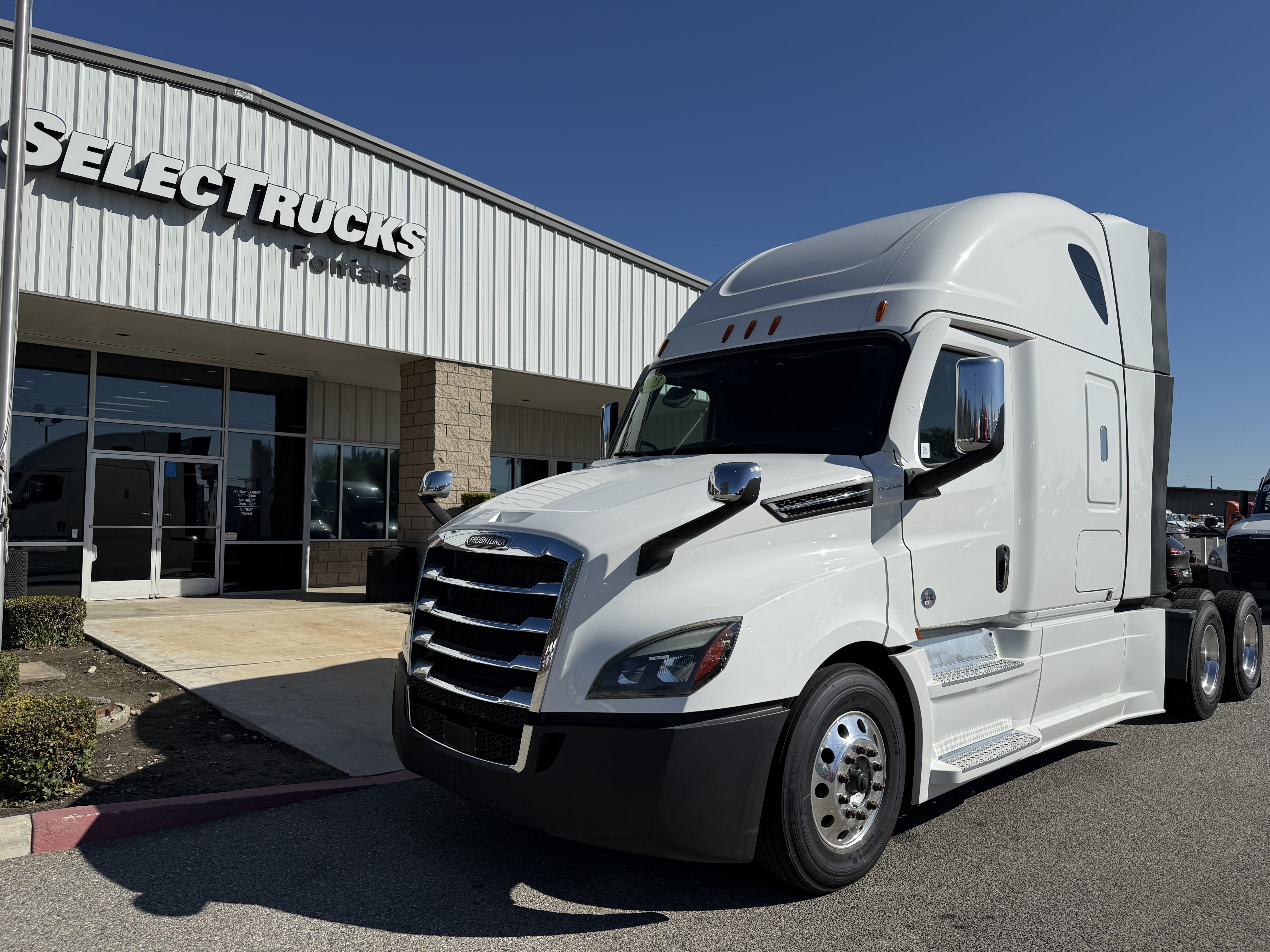2023 FREIGHTLINER CASCADIA 126SLP - image 1