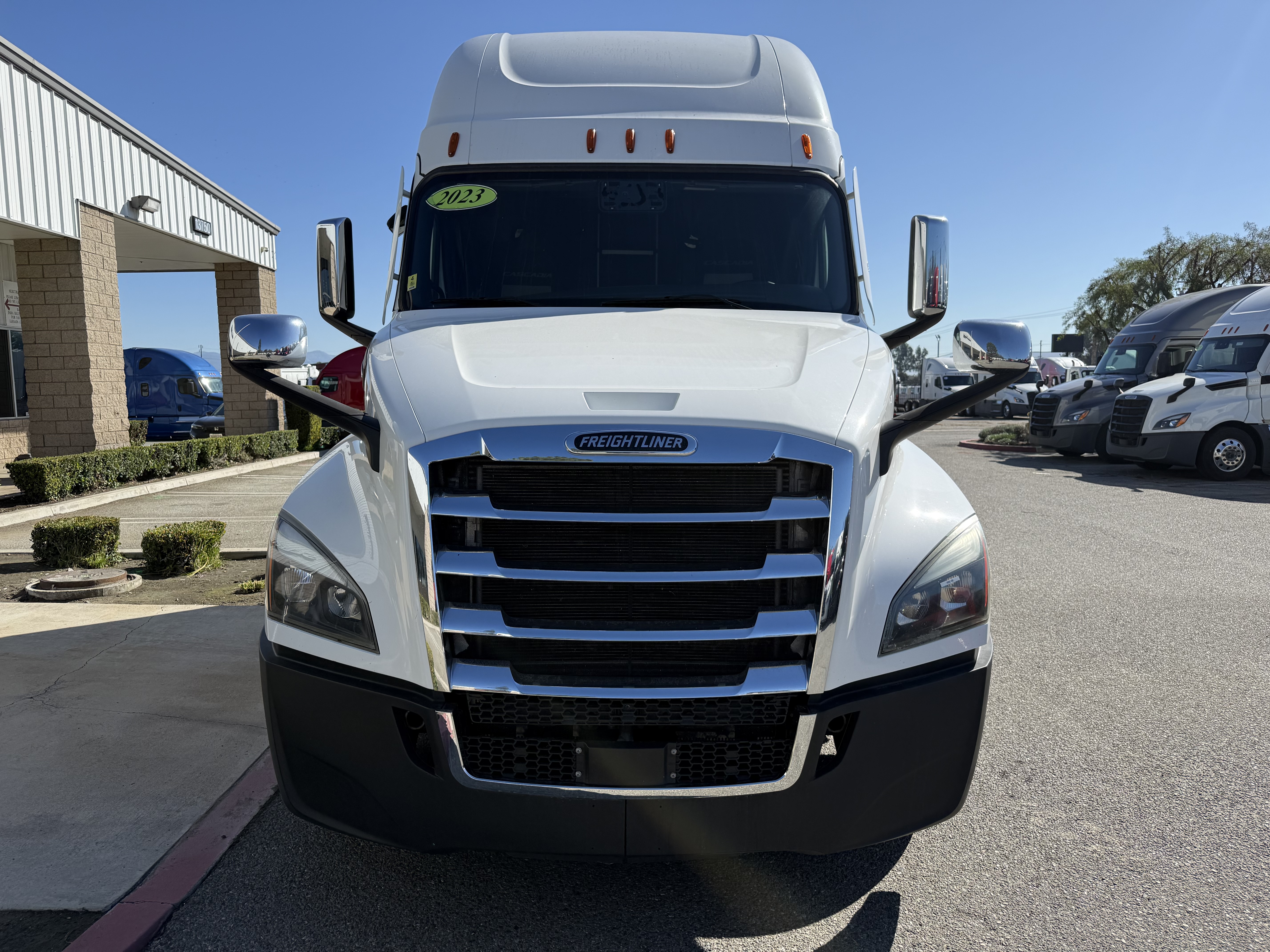 2023 FREIGHTLINER CASCADIA 126SLP - image 2