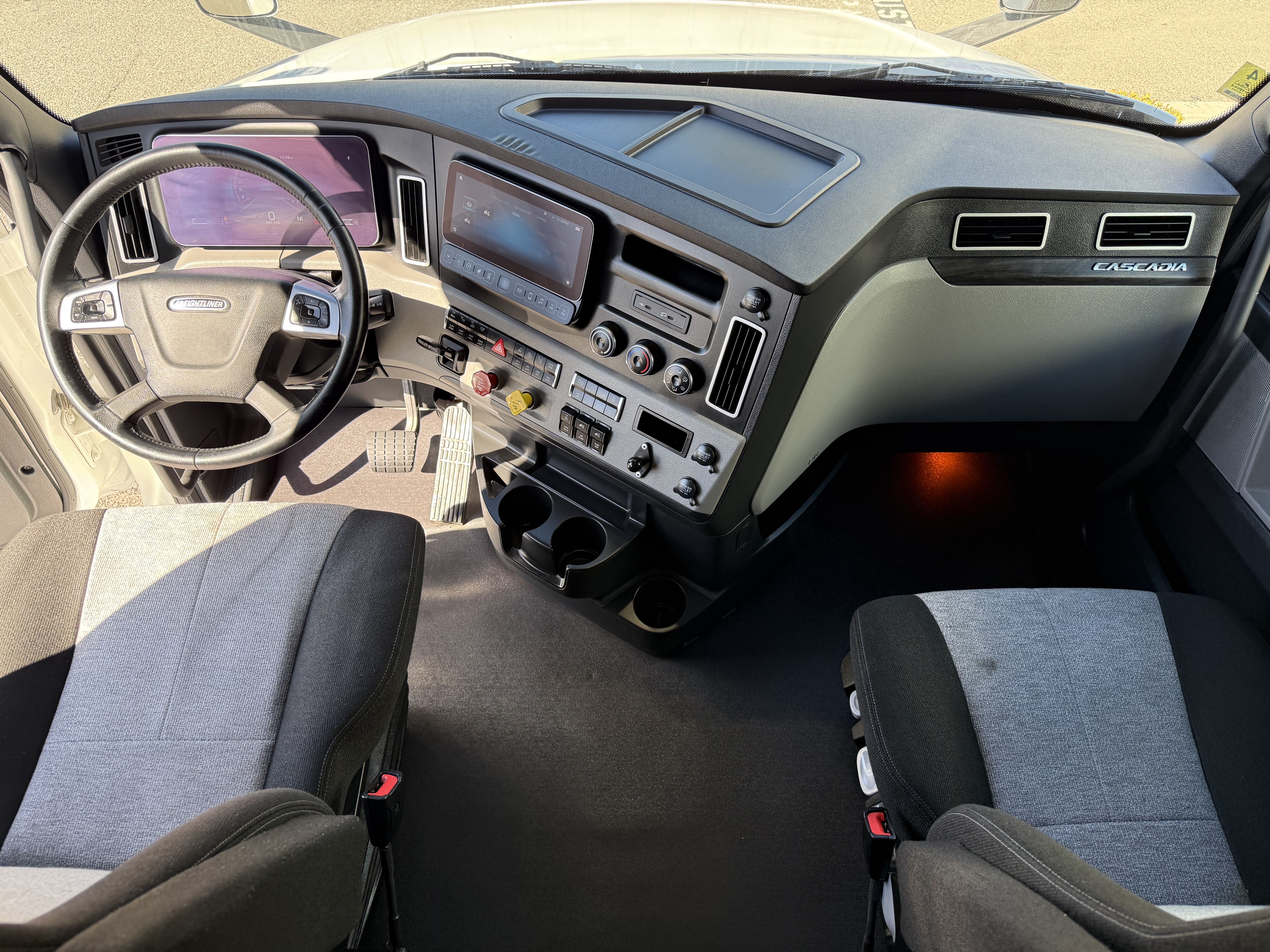 2023 FREIGHTLINER CASCADIA 126SLP - image 17