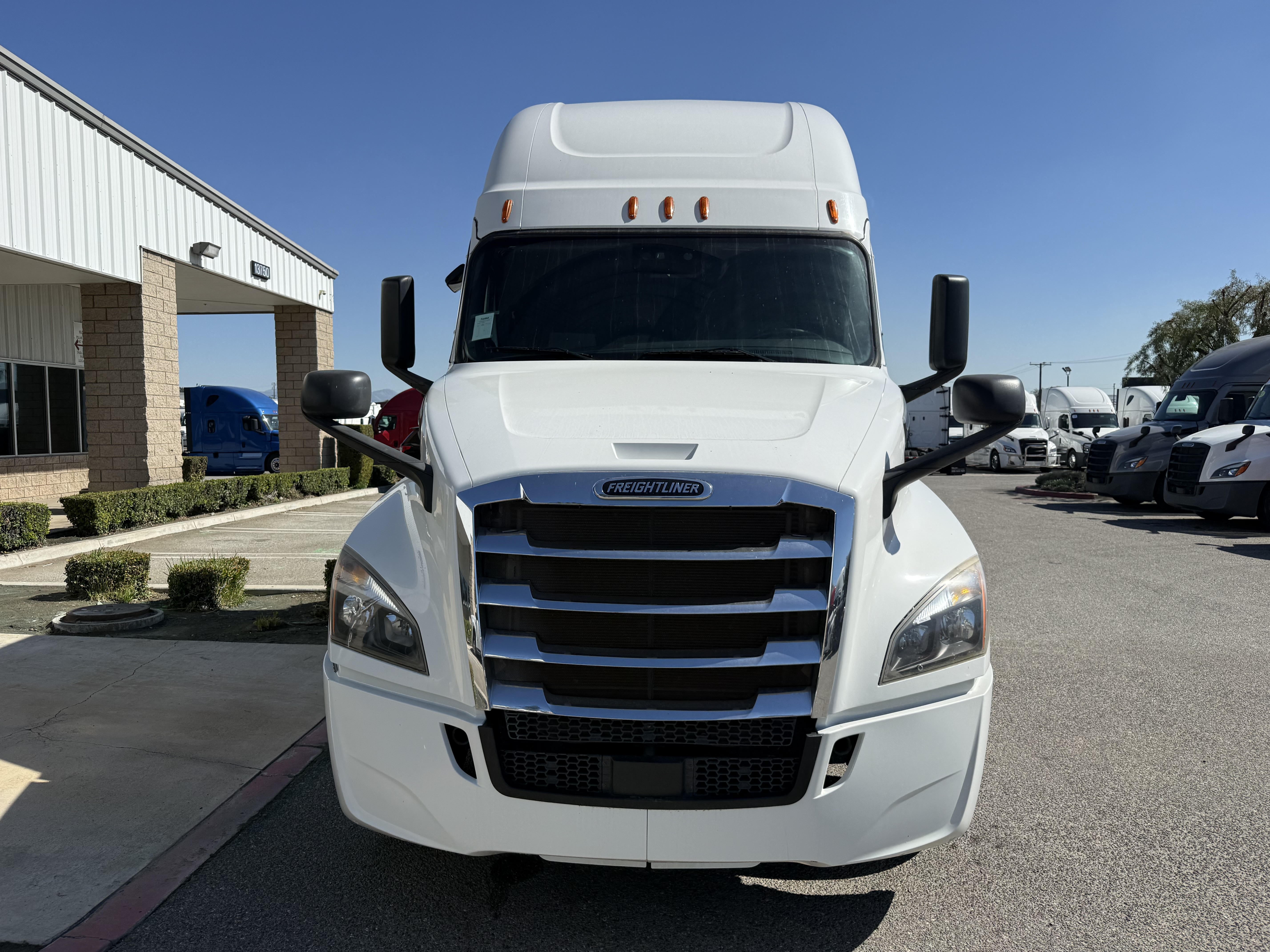 2020 FREIGHTLINER CASCADIA 126SLP - image 2