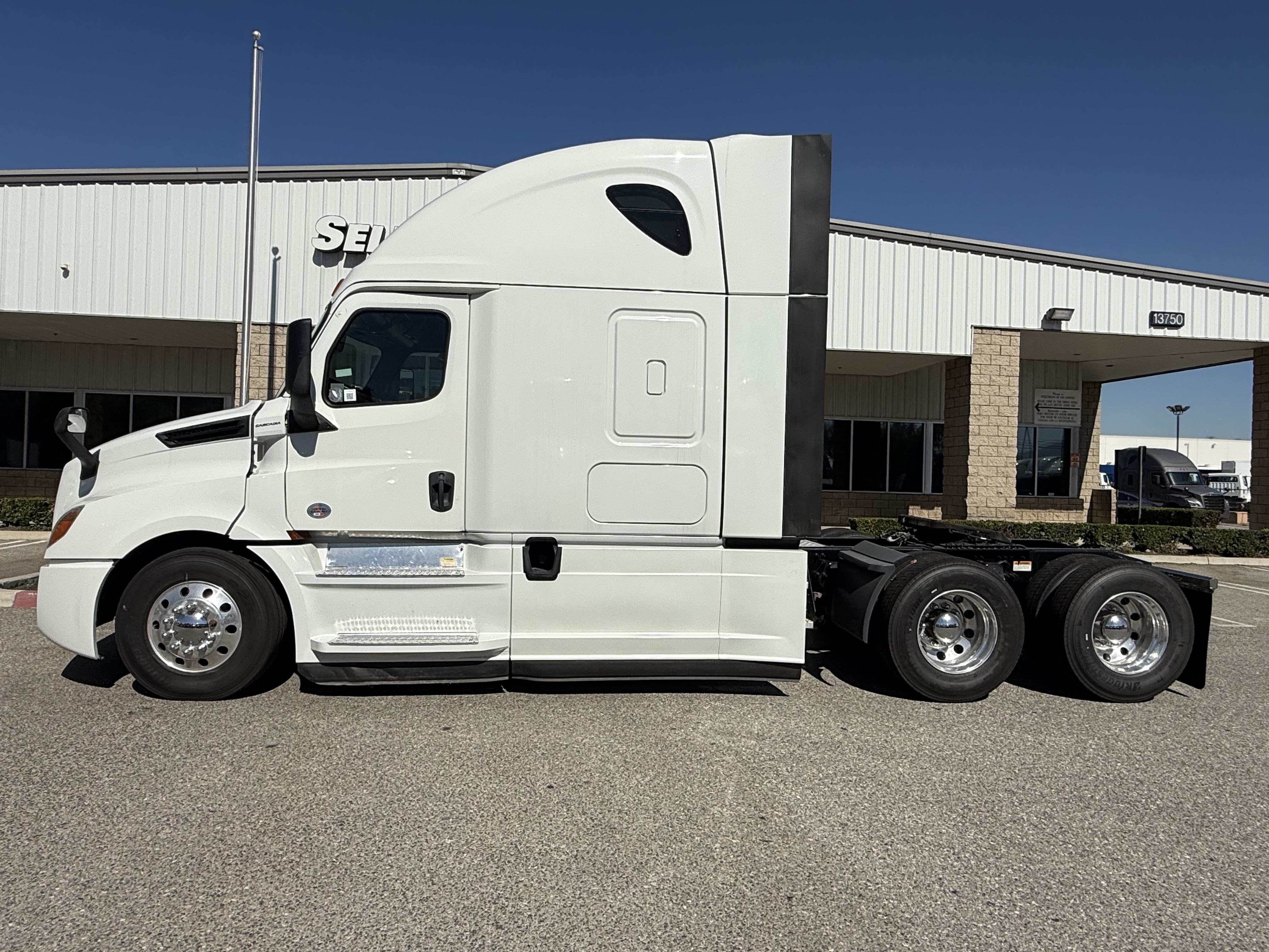 2020 FREIGHTLINER CASCADIA 126SLP - image 3