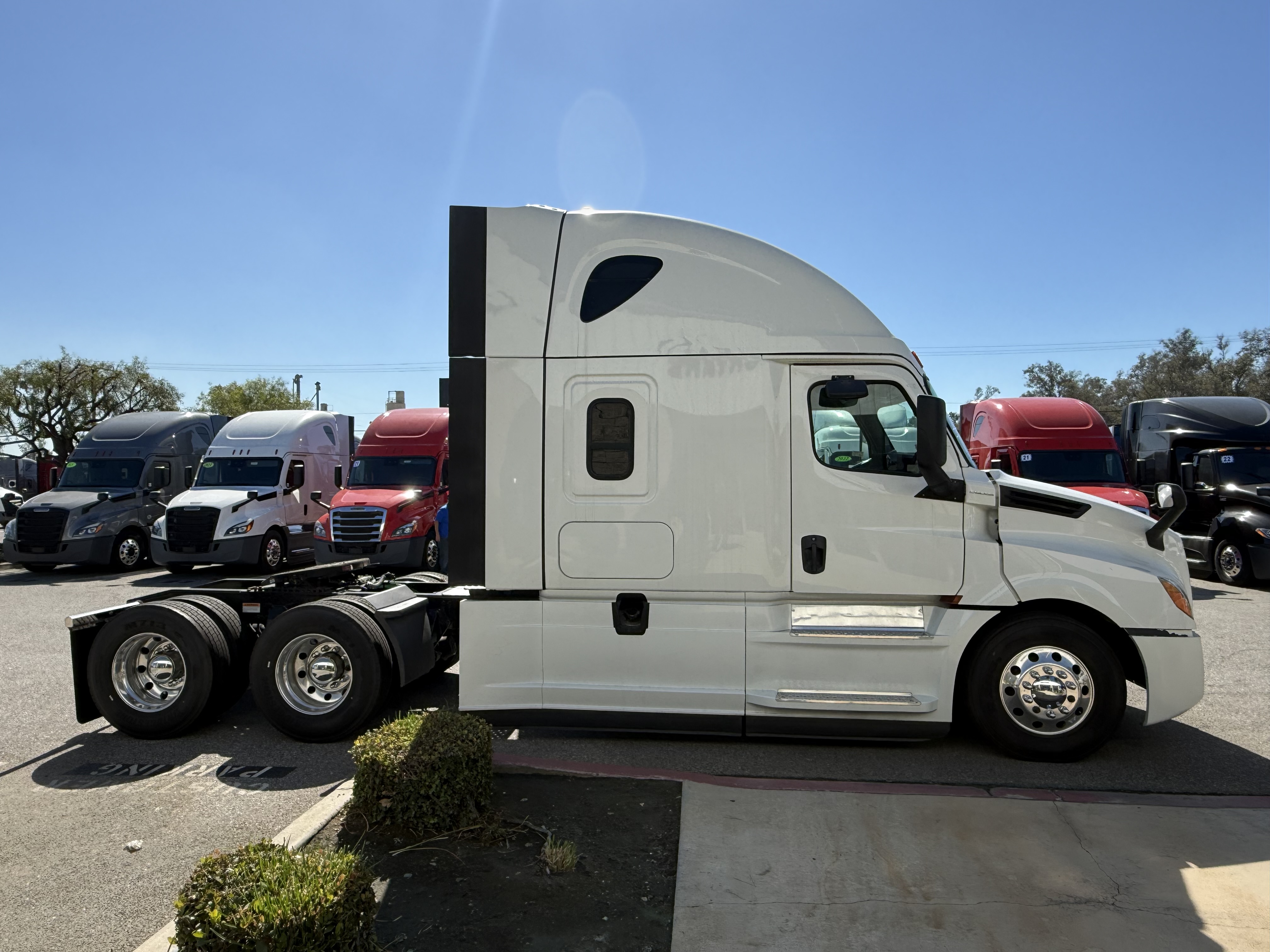 2020 FREIGHTLINER CASCADIA 126SLP - image 6