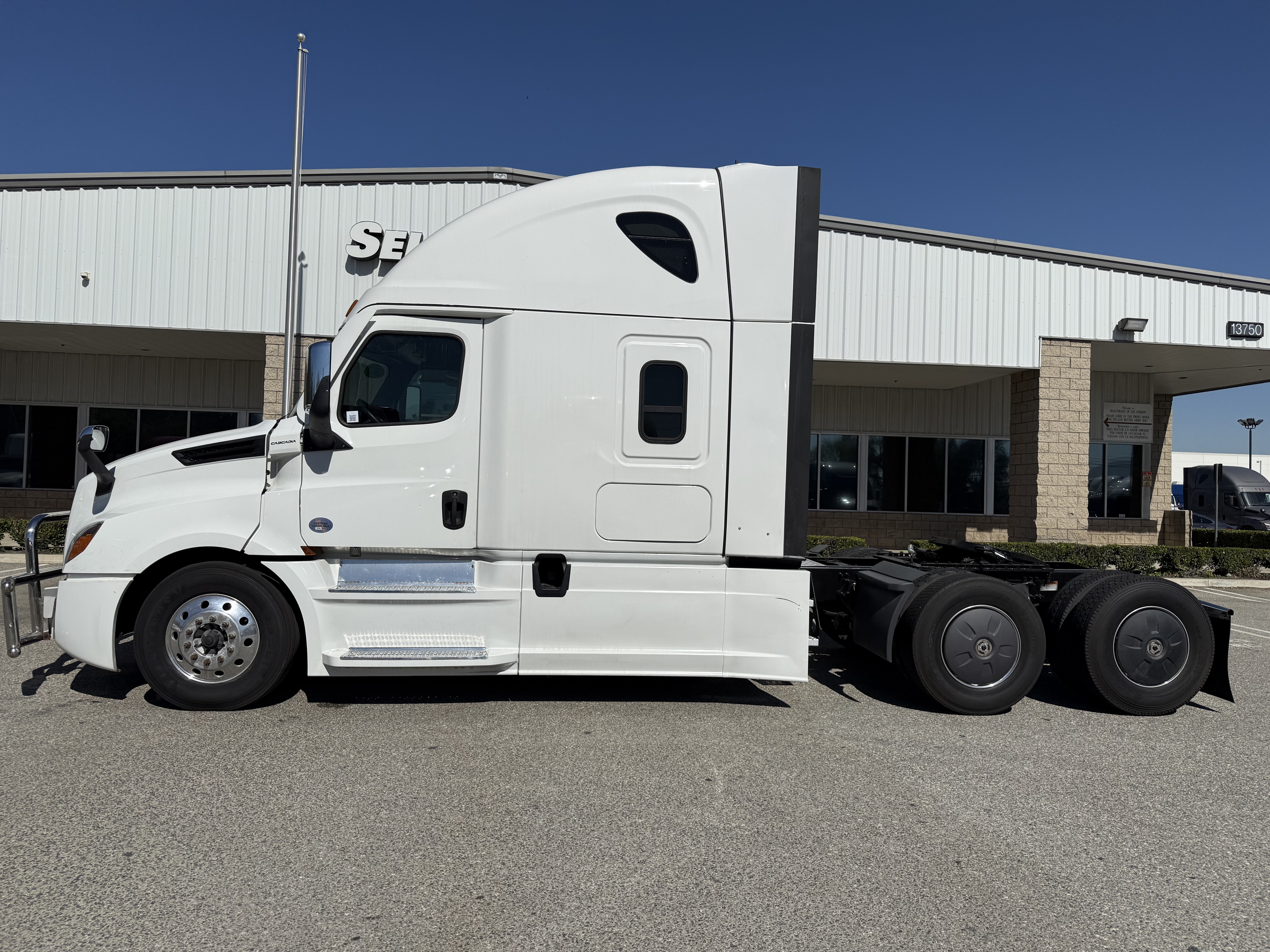 2022 FREIGHTLINER CASCADIA 126SLP - image 3