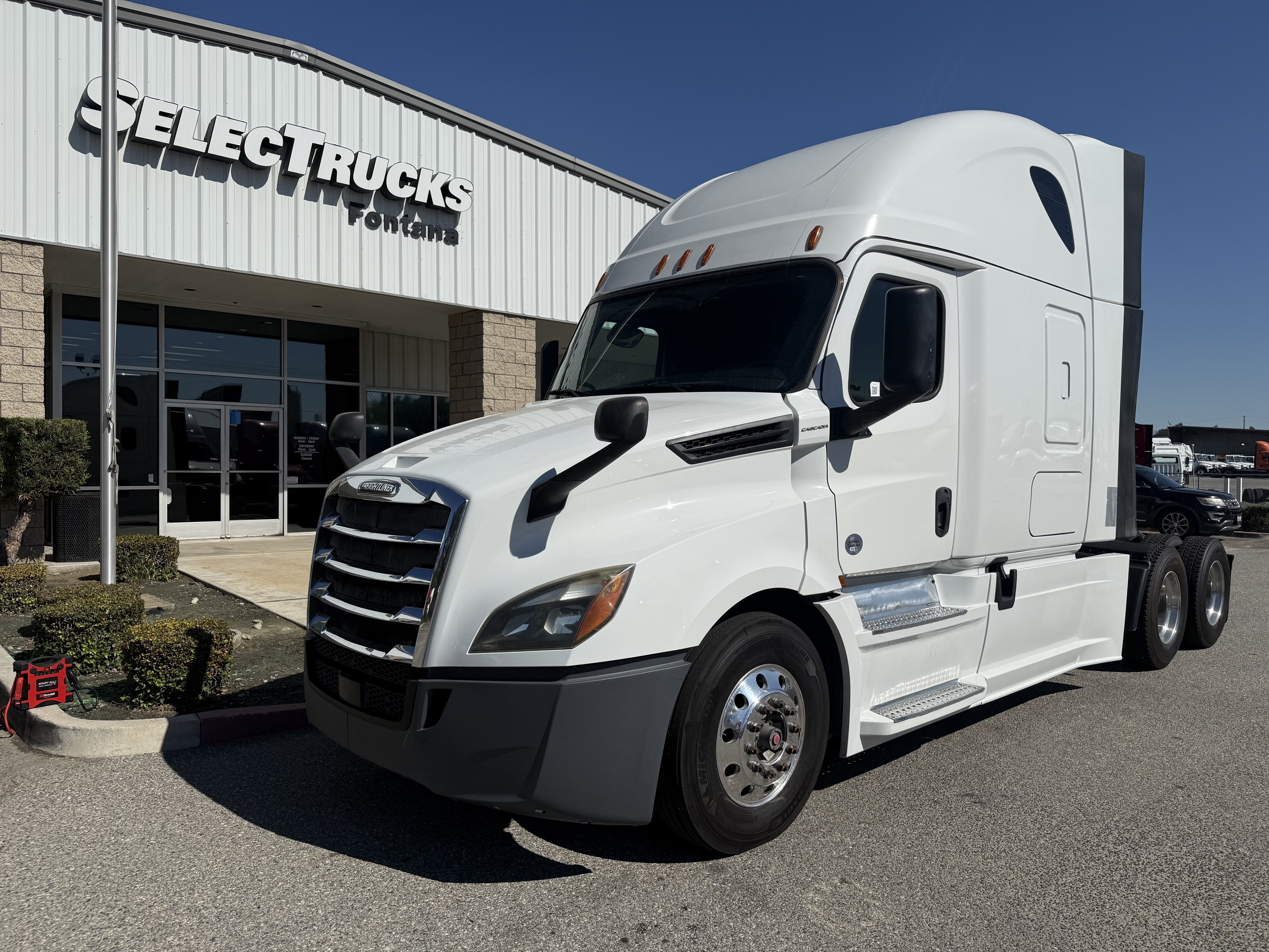 2019 FREIGHTLINER CASCADIA 126SLP - image 1