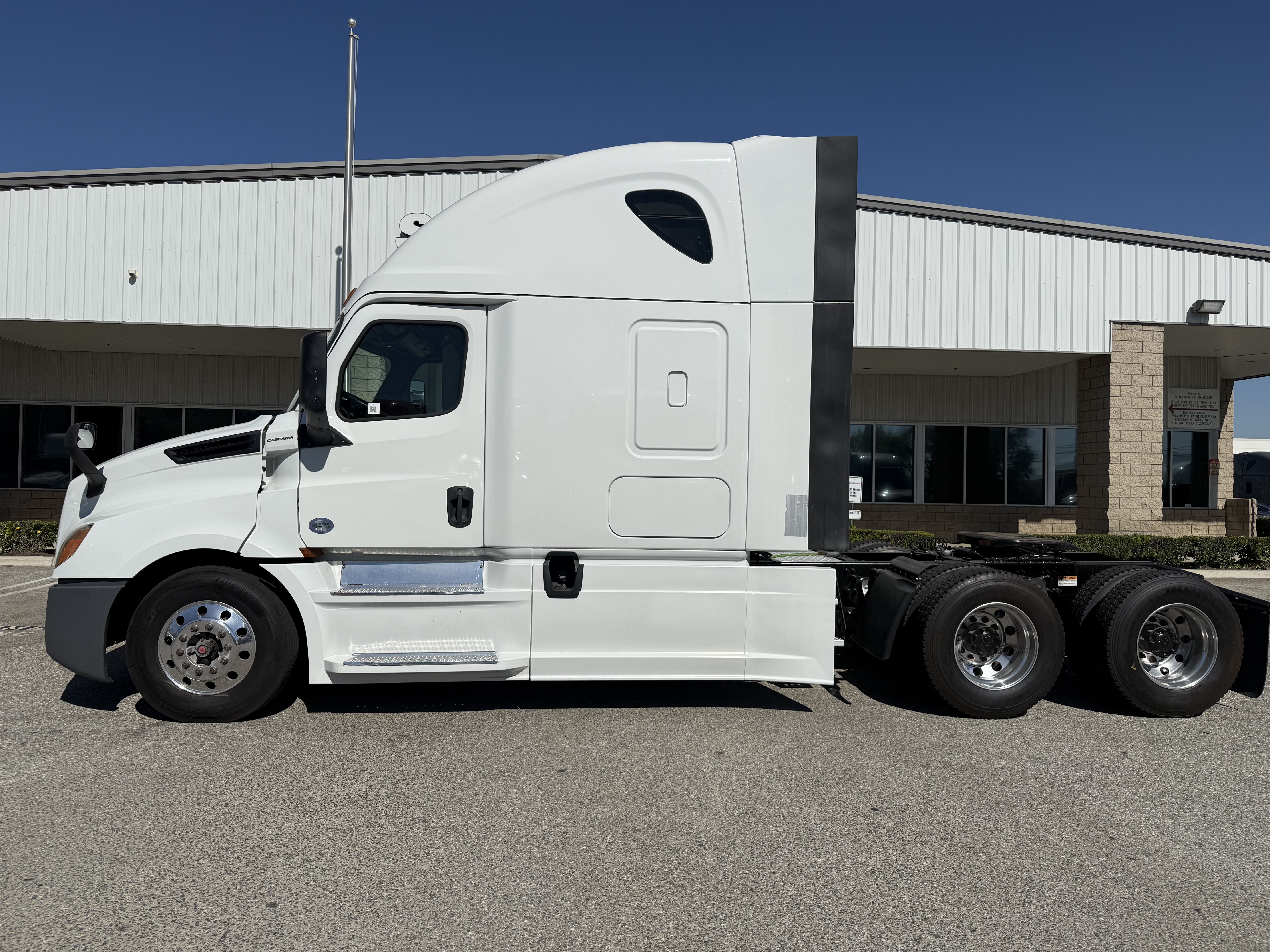 2019 FREIGHTLINER CASCADIA 126SLP - image 3