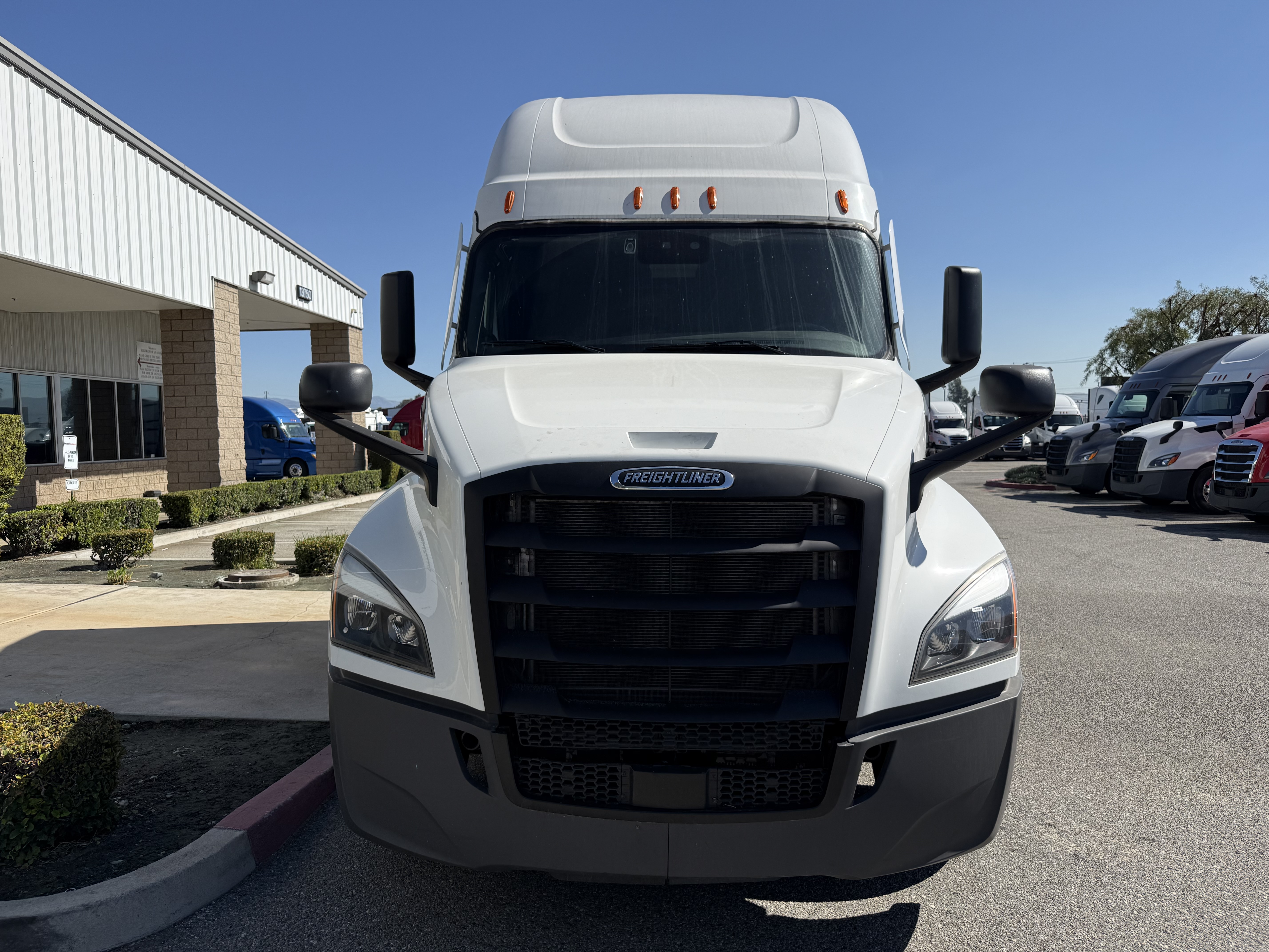 2023 FREIGHTLINER CASCADIA 126SLP - image 2