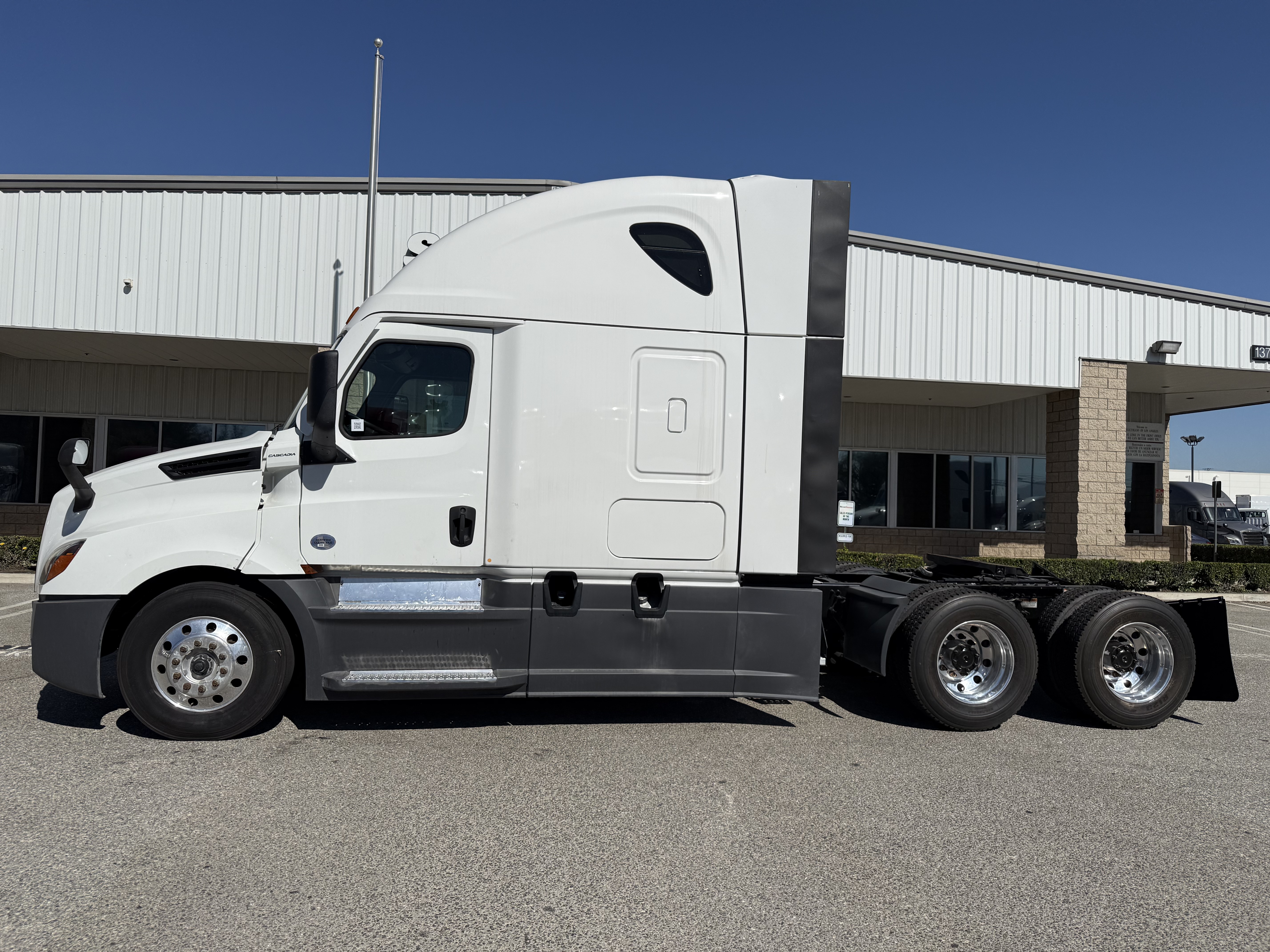 2023 FREIGHTLINER CASCADIA 126SLP - image 3