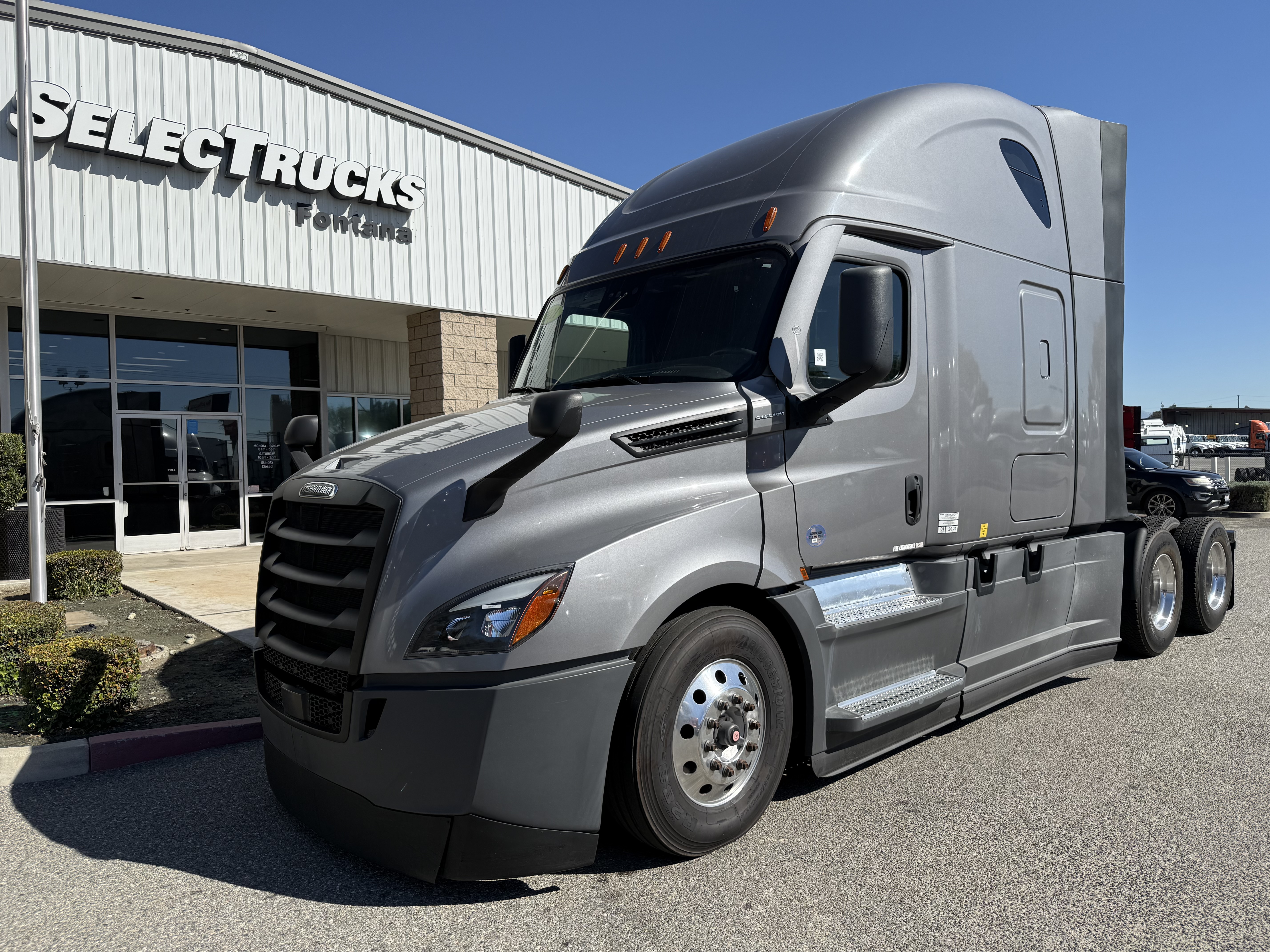 2021 FREIGHTLINER CASCADIA 126SLP - image 1