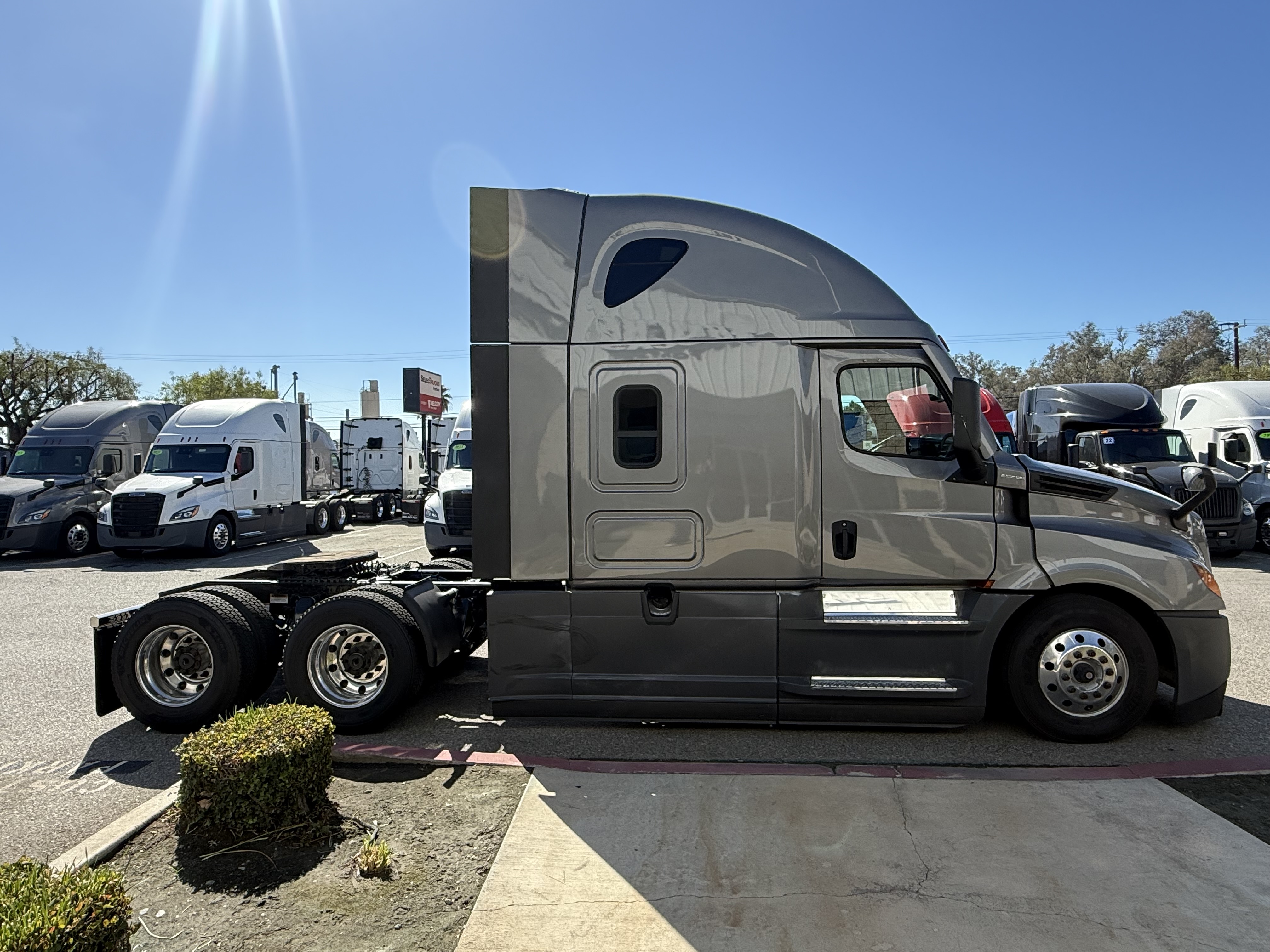 2021 FREIGHTLINER CASCADIA 126SLP - image 7