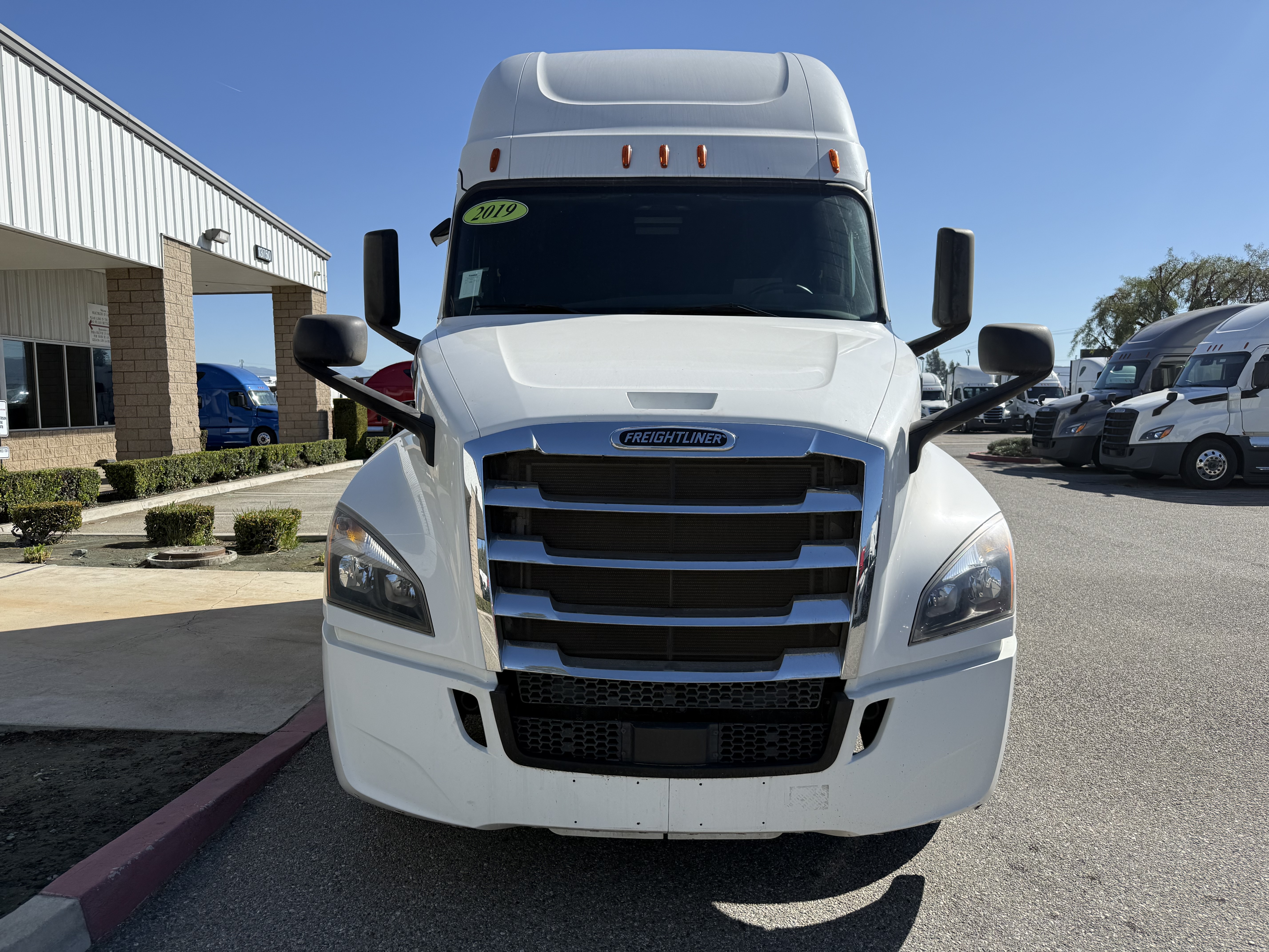 2019 FREIGHTLINER CASCADIA 126SLP - image 2