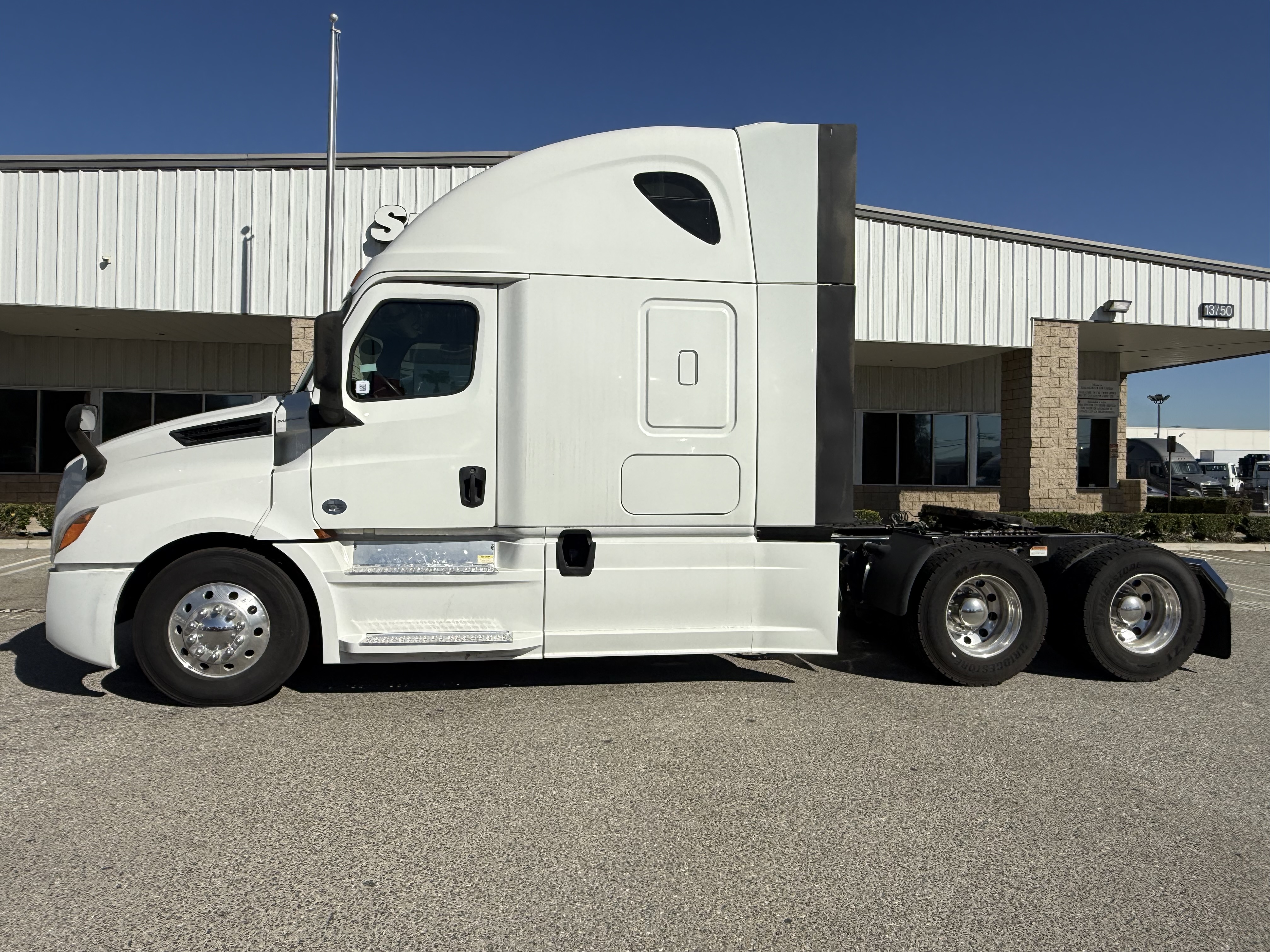 2019 FREIGHTLINER CASCADIA 126SLP - image 3